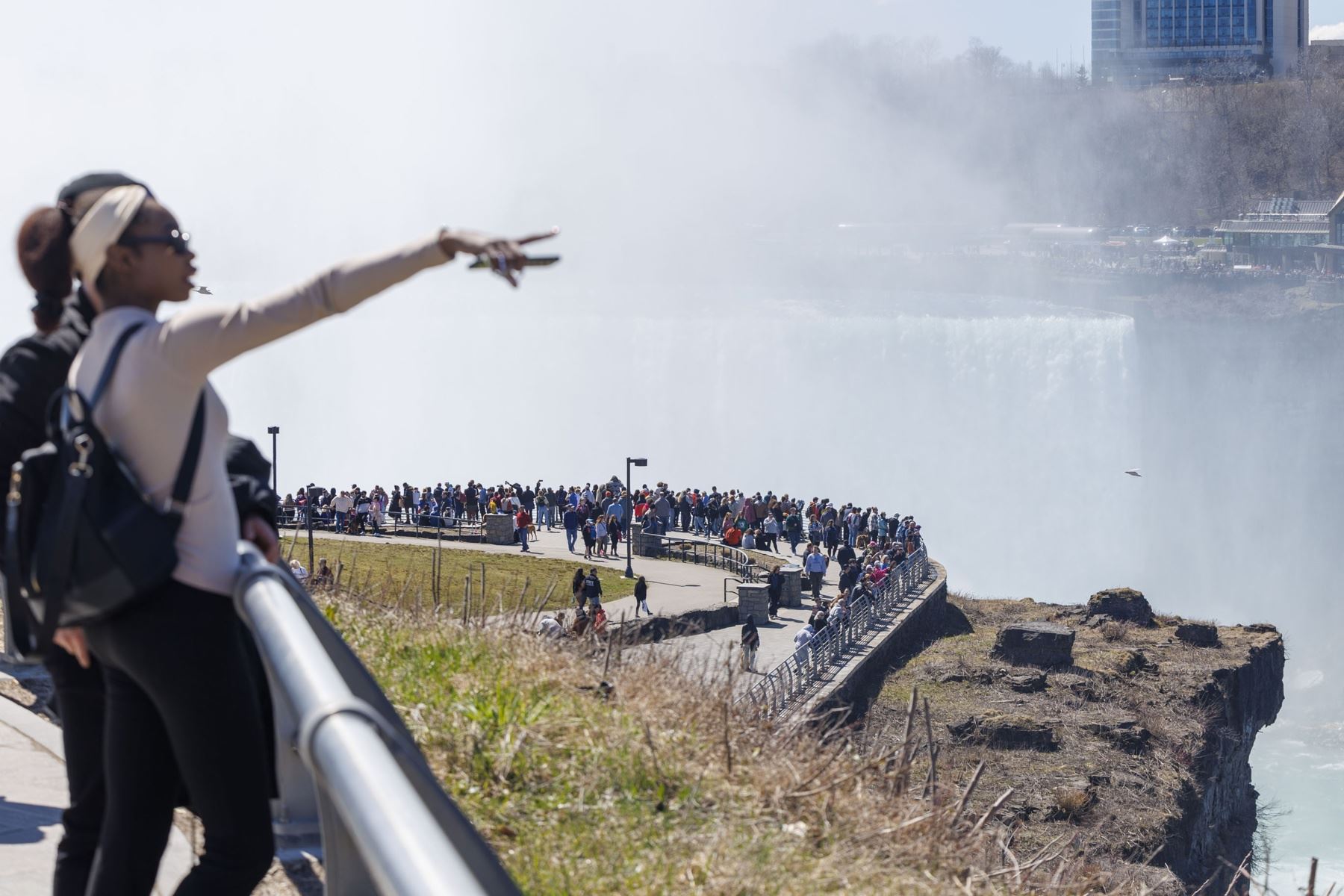 La gente ve las Cataratas del Niágara desde Terrapin Point en Niagara Falls, Nueva York, EE.UU., 07 de abril de 2024. Un eclipse solar total será visible el 08 de abril de 2024 en toda América del Norte. Foto: EFE