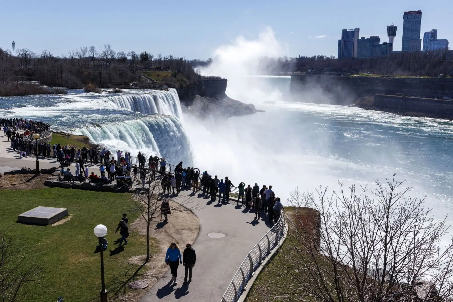 La gente ve las Cataratas del Niágara desde Terrapin Point en Niagara Falls, Nueva York, EE.UU., 07 de abril de 2024. Un eclipse solar total será visible el 08 de abril de 2024 en toda América del Norte. Foto: EFE