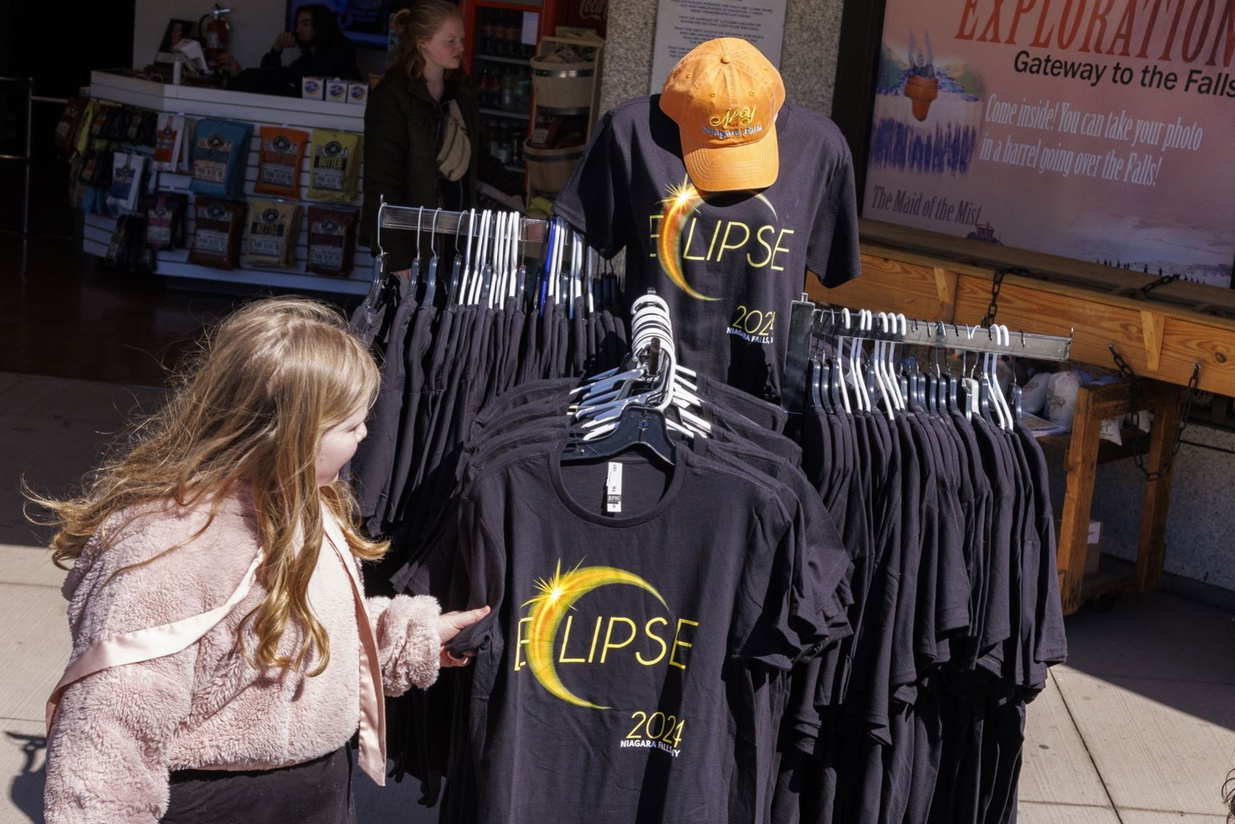 Camisetas y otros productos conmemorativos del eclipse solar total están a la venta en las Cataratas del Niágara, Nueva York, EE.UU. Foto: EFE
