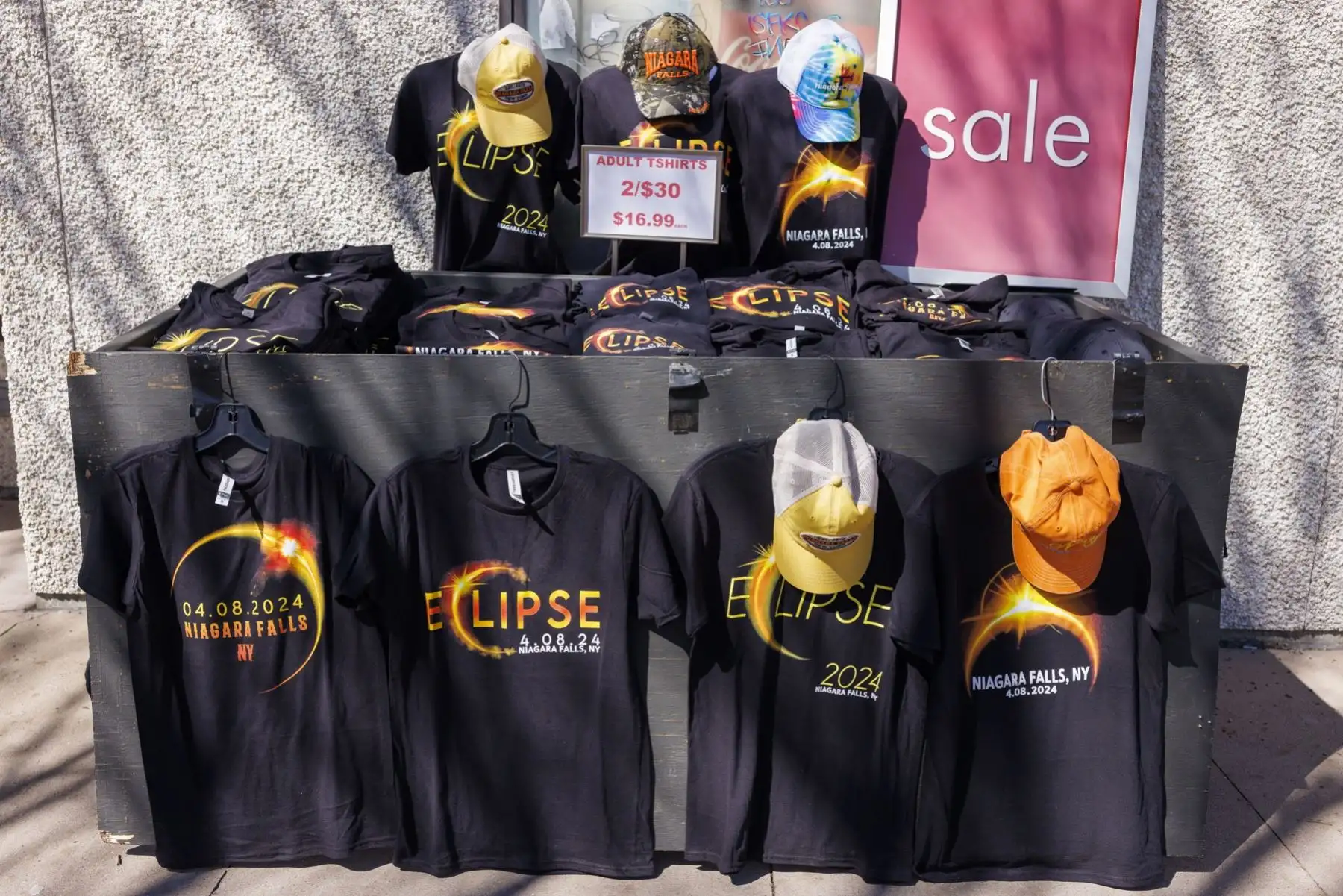 Camisetas y otros productos conmemorativos del eclipse solar total están a la venta en las Cataratas del Niágara, Nueva York, EE.UU. Foto: EFE