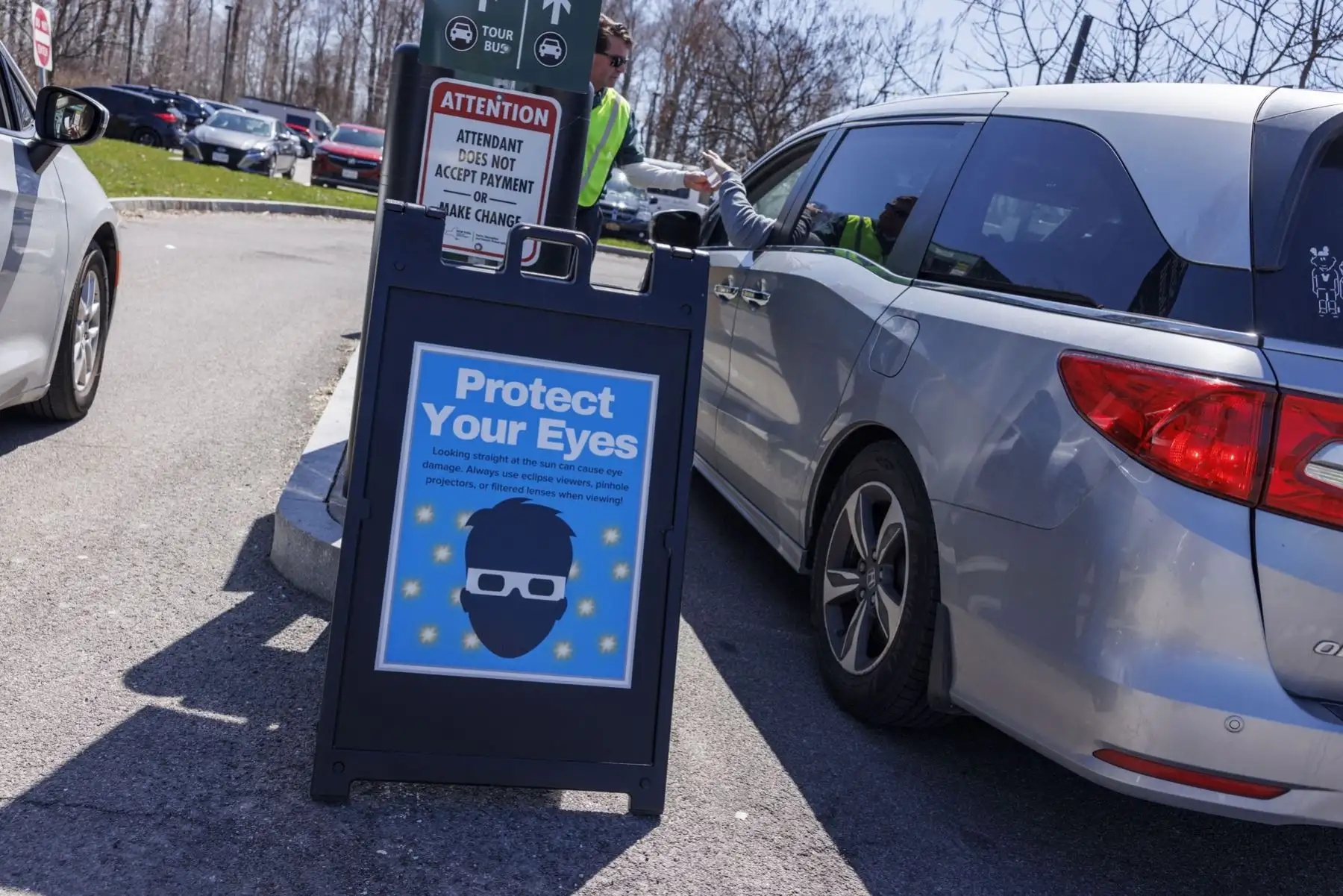 Un cartel que advierte a los espectadores del eclipse que usen gafas protectoras se ve en las Cataratas del Niágara, Nueva York, EE.UU. Foto: EFE