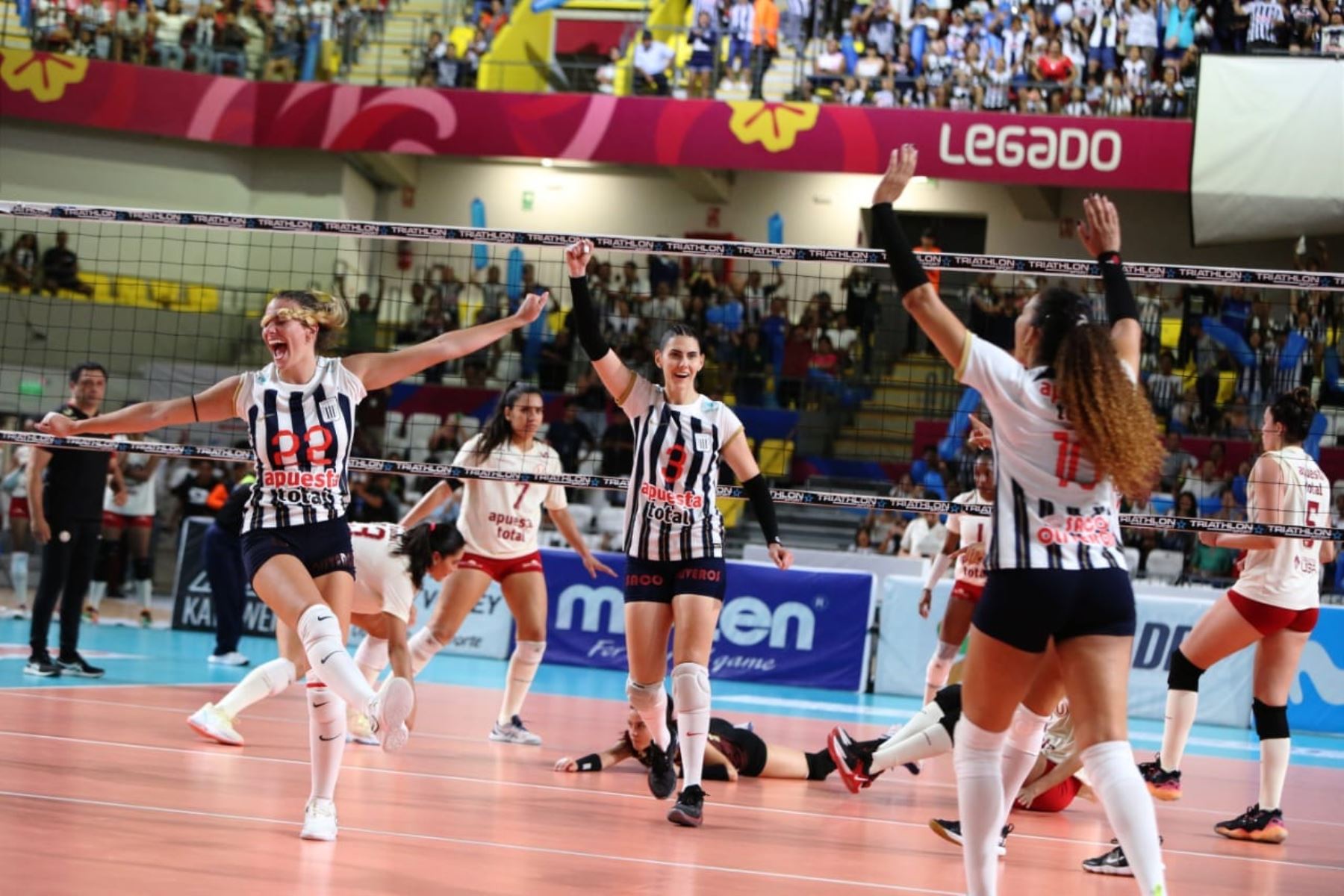 Alianza Lima derrotó a Universitario en el torneo máximo del voleibol peruano