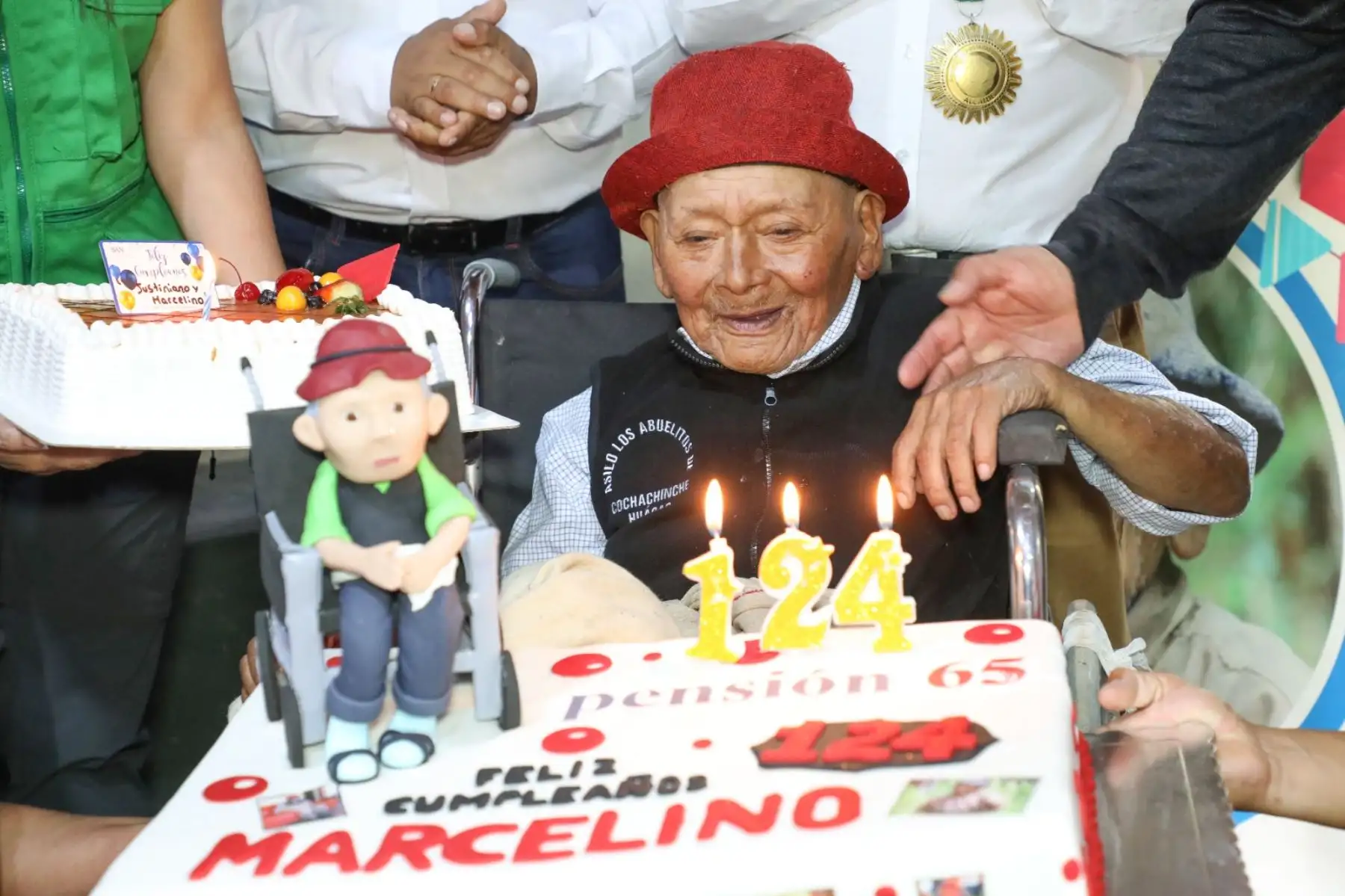 Marcelino Abad, usuario emblemático de  Pensión 65 en Huánuco, es el peruano que acaba de cumplir 124 años y va rumbo al Récord Guinness como el hombre más longevo del mundo. Reniec aprovechó el onomástico para entregarle su DNI electrónico, como señal de modernización y que Marcelino se encuentra a la vanguardia. Foto: Difusión
