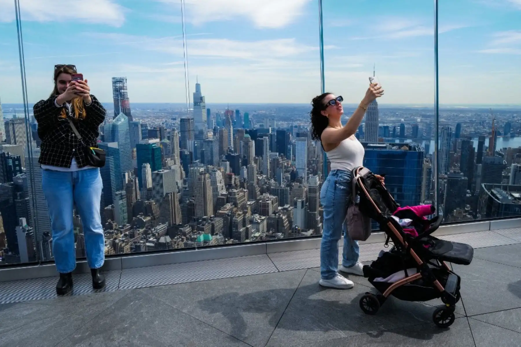 La gente toma fotografías en la plataforma de observación 