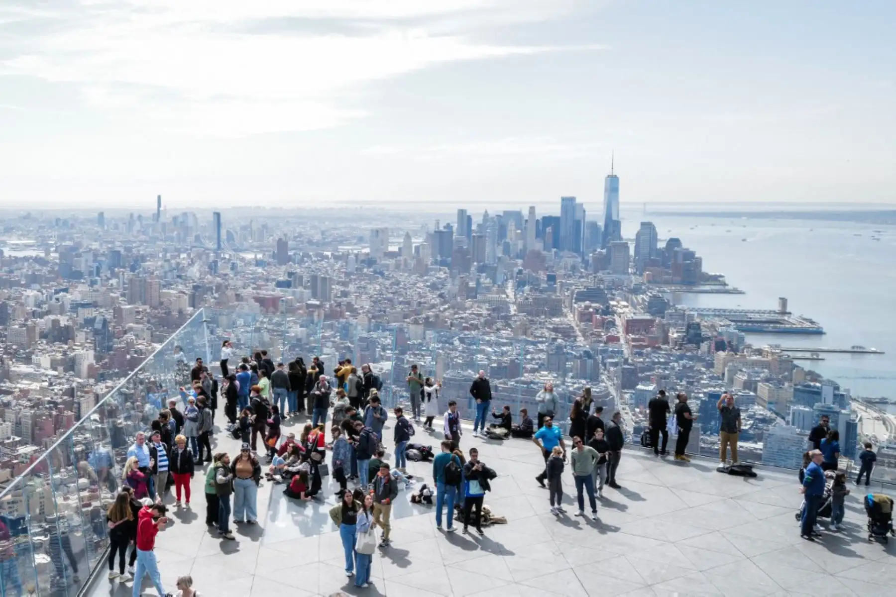 La gente toma fotografías en la plataforma de observación 