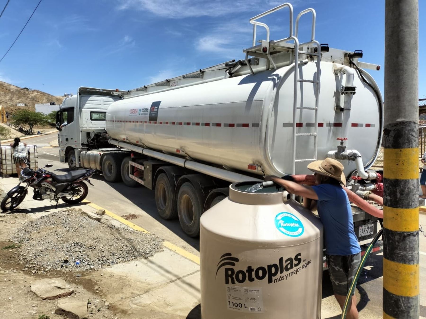 El Ministerio de Vivienda y el OTASS entregaron cinco camiones cisterna y máquina para limpieza de redes de alcantarillado a la EPS Grau para mejorar los servicios de saneamiento en diversas ciudades de Piura. ANDINA/Difusión