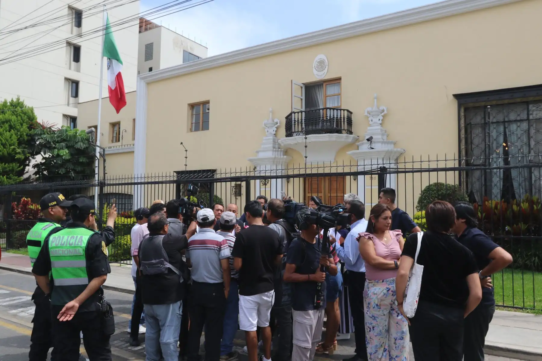 Los ciudadanos peruanos que viajarán a México llegaron a la embajada de ese país, ubicada en el distrito de San Isidro, para buscar información  e intentar conseguir la visa, ante el requisito impuesto por el gobierno de Andrés Manuel López Obrador. Muchos de ellos indican que tienen boletos de viaje a México programados para después del 20 de abril, fecha en que se empezará a pedir visa a peruanos que deseen ingresar al país norteamericano.
Foto: ANDINA/Héctor Vinces