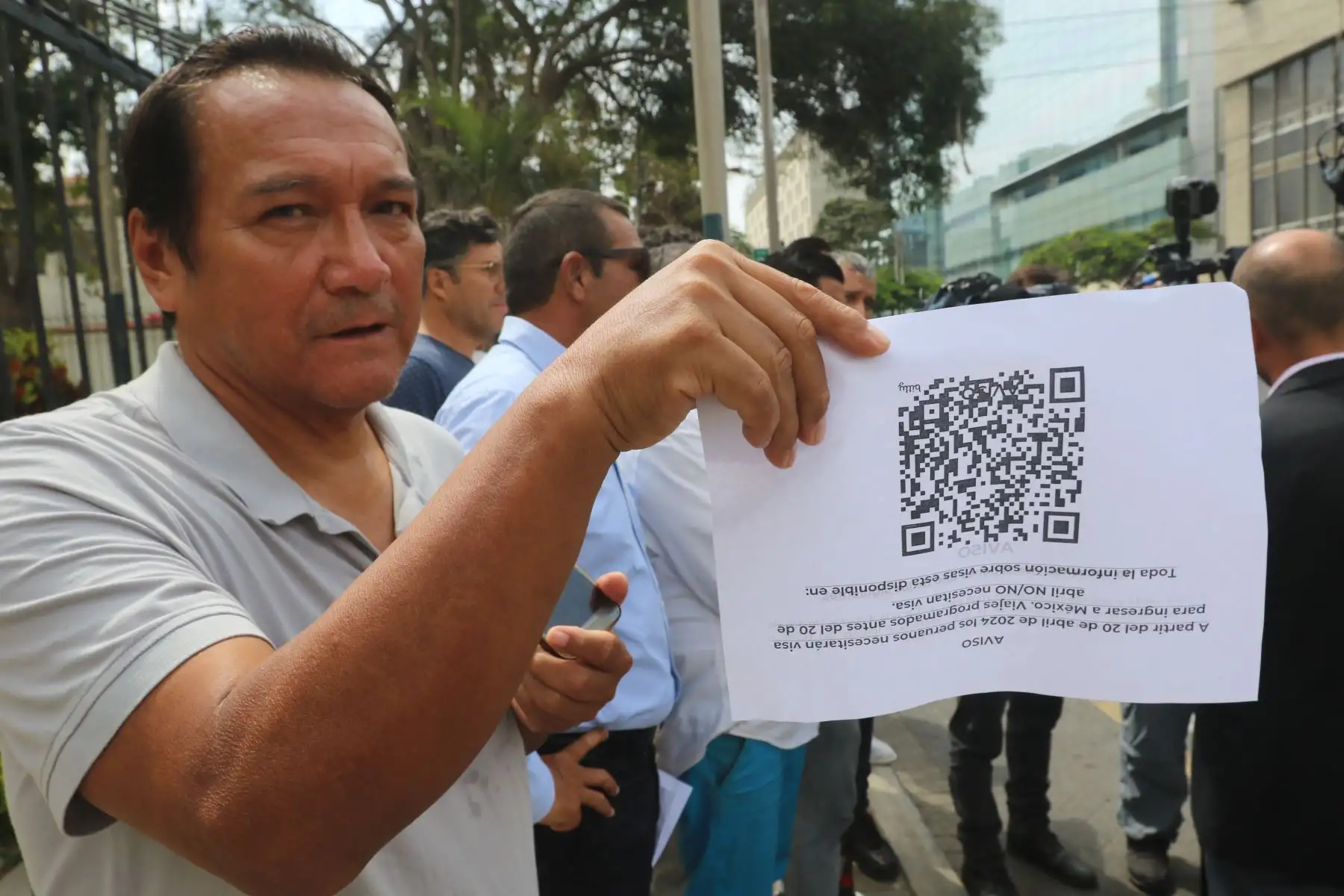 Los ciudadanos peruanos que viajarán a México llegaron a la embajada de ese país, ubicada en el distrito de San Isidro, para buscar información  e intentar conseguir la visa, ante el requisito impuesto por el gobierno de Andrés Manuel López Obrador. Muchos de ellos indican que tienen boletos de viaje a México programados para después del 20 de abril, fecha en que se empezará a pedir visa a peruanos que deseen ingresar al país norteamericano.
Foto: ANDINA/Héctor Vinces