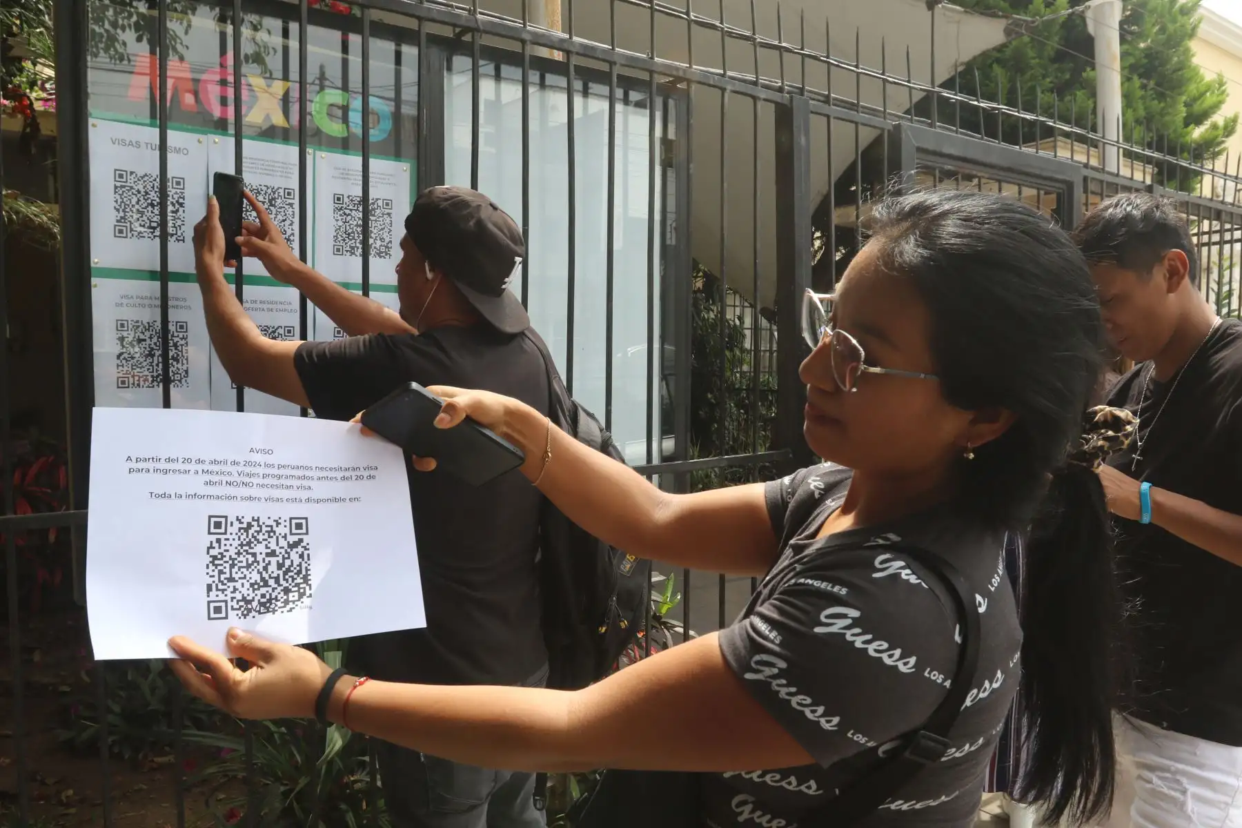Los ciudadanos peruanos que viajarán a México llegaron a la embajada de ese país, ubicada en el distrito de San Isidro, para buscar información  e intentar conseguir la visa, ante el requisito impuesto por el gobierno de Andrés Manuel López Obrador. Muchos de ellos indican que tienen boletos de viaje a México programados para después del 20 de abril, fecha en que se empezará a pedir visa a peruanos que deseen ingresar al país norteamericano.
Foto: ANDINA/Héctor Vinces