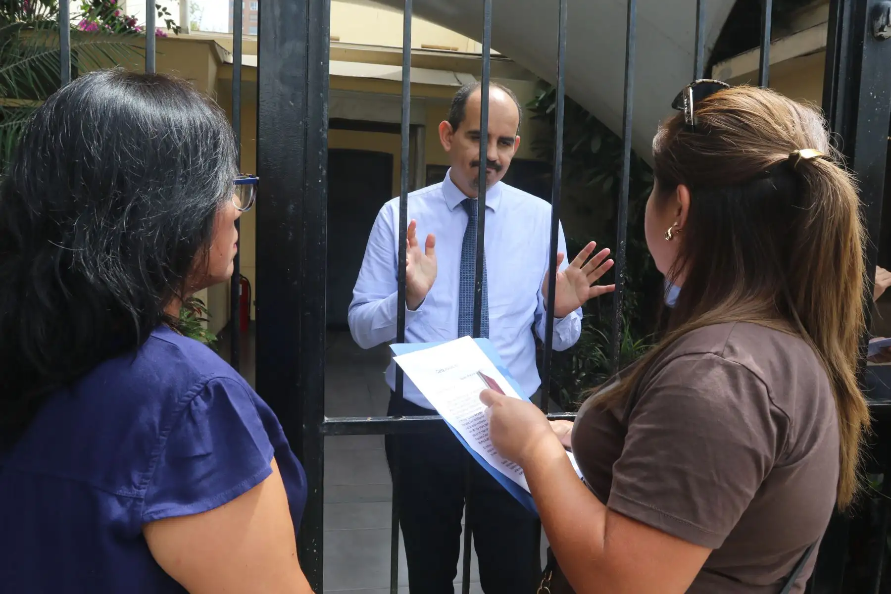Los ciudadanos peruanos que viajarán a México llegaron a la embajada de ese país, ubicada en el distrito de San Isidro, para buscar información  e intentar conseguir la visa, ante el requisito impuesto por el gobierno de Andrés Manuel López Obrador. Muchos de ellos indican que tienen boletos de viaje a México programados para después del 20 de abril, fecha en que se empezará a pedir visa a peruanos que deseen ingresar al país norteamericano.
Foto: ANDINA/Héctor Vinces