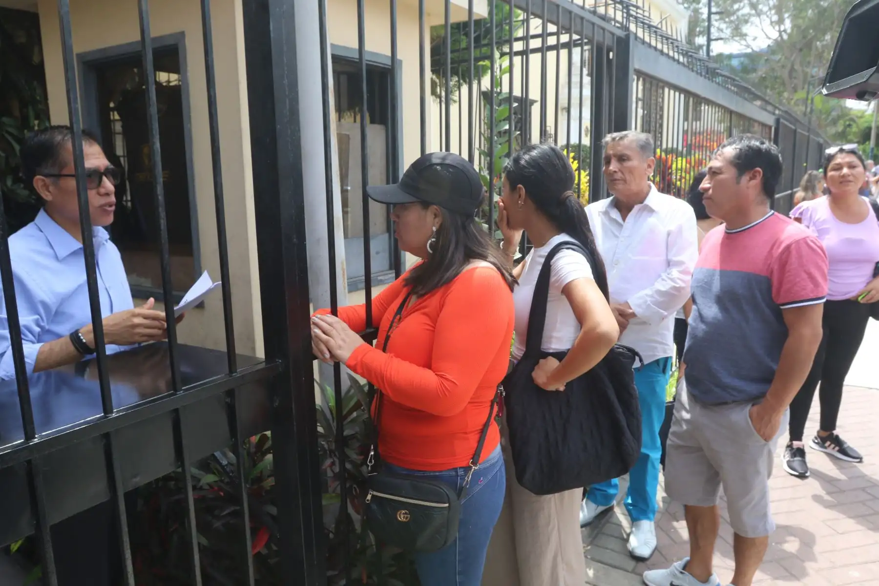 Los ciudadanos peruanos que viajarán a México llegaron a la embajada de ese país, ubicada en el distrito de San Isidro, para buscar información  e intentar conseguir la visa, ante el requisito impuesto por el gobierno de Andrés Manuel López Obrador. Muchos de ellos indican que tienen boletos de viaje a México programados para después del 20 de abril, fecha en que se empezará a pedir visa a peruanos que deseen ingresar al país norteamericano.
Foto: ANDINA/Héctor Vinces