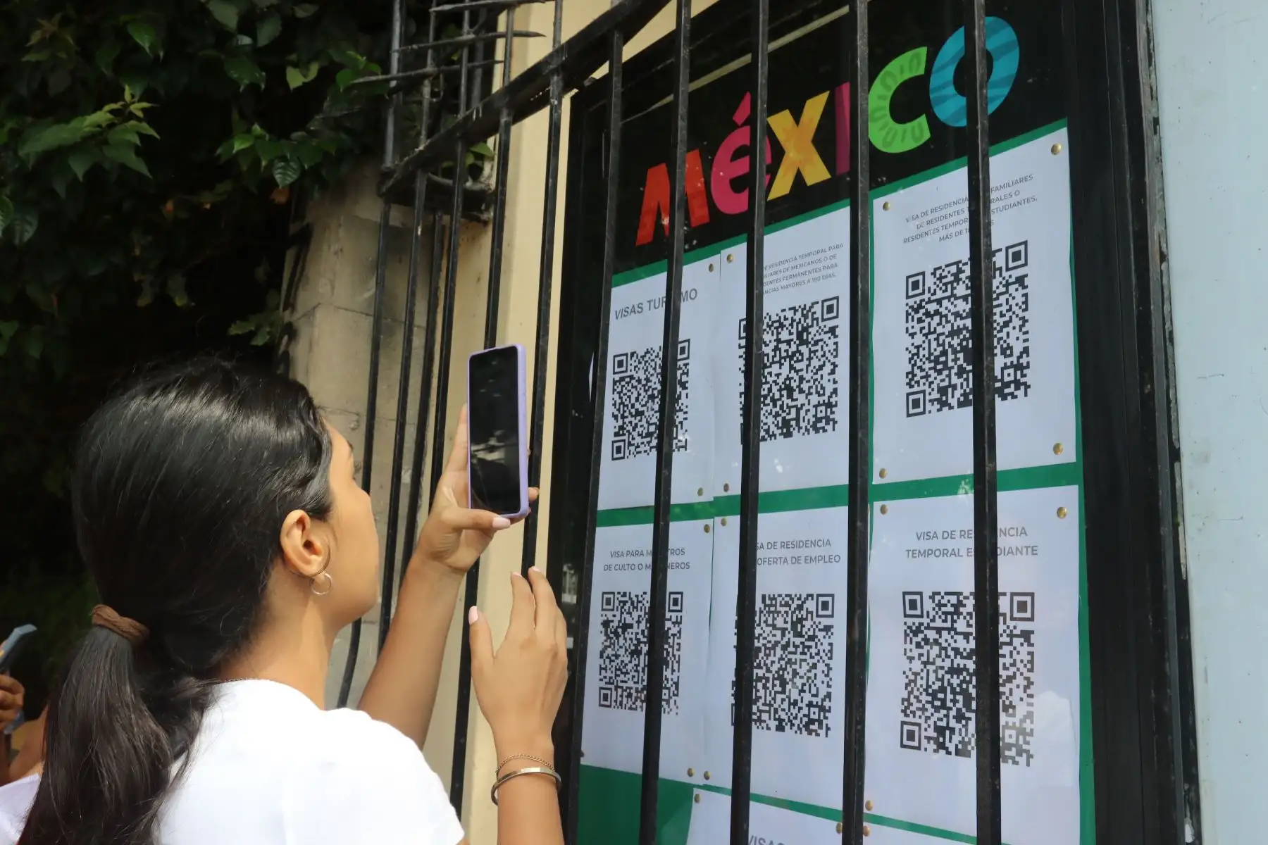 Los ciudadanos peruanos que viajarán a México llegaron a la embajada de ese país, ubicada en el distrito de San Isidro, para buscar información  e intentar conseguir la visa, ante el requisito impuesto por el gobierno de Andrés Manuel López Obrador. Muchos de ellos indican que tienen boletos de viaje a México programados para después del 20 de abril, fecha en que se empezará a pedir visa a peruanos que deseen ingresar al país norteamericano.
Foto: ANDINA/Héctor Vinces
