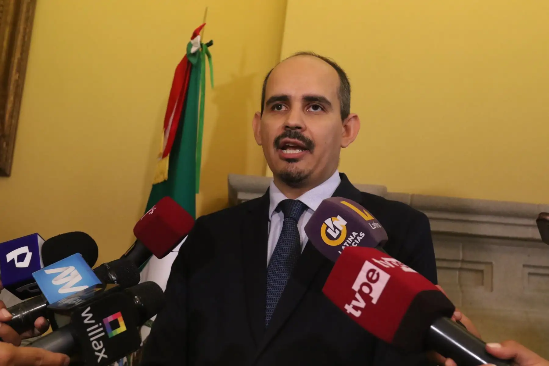 Los ciudadanos peruanos que viajarán a México llegaron a la embajada de ese país, ubicada en el distrito de San Isidro, para buscar información  e intentar conseguir la visa, ante el requisito impuesto por el gobierno de Andrés Manuel López Obrador. Muchos de ellos indican que tienen boletos de viaje a México programados para después del 20 de abril, fecha en que se empezará a pedir visa a peruanos que deseen ingresar al país norteamericano.
Foto: ANDINA/Héctor Vinces