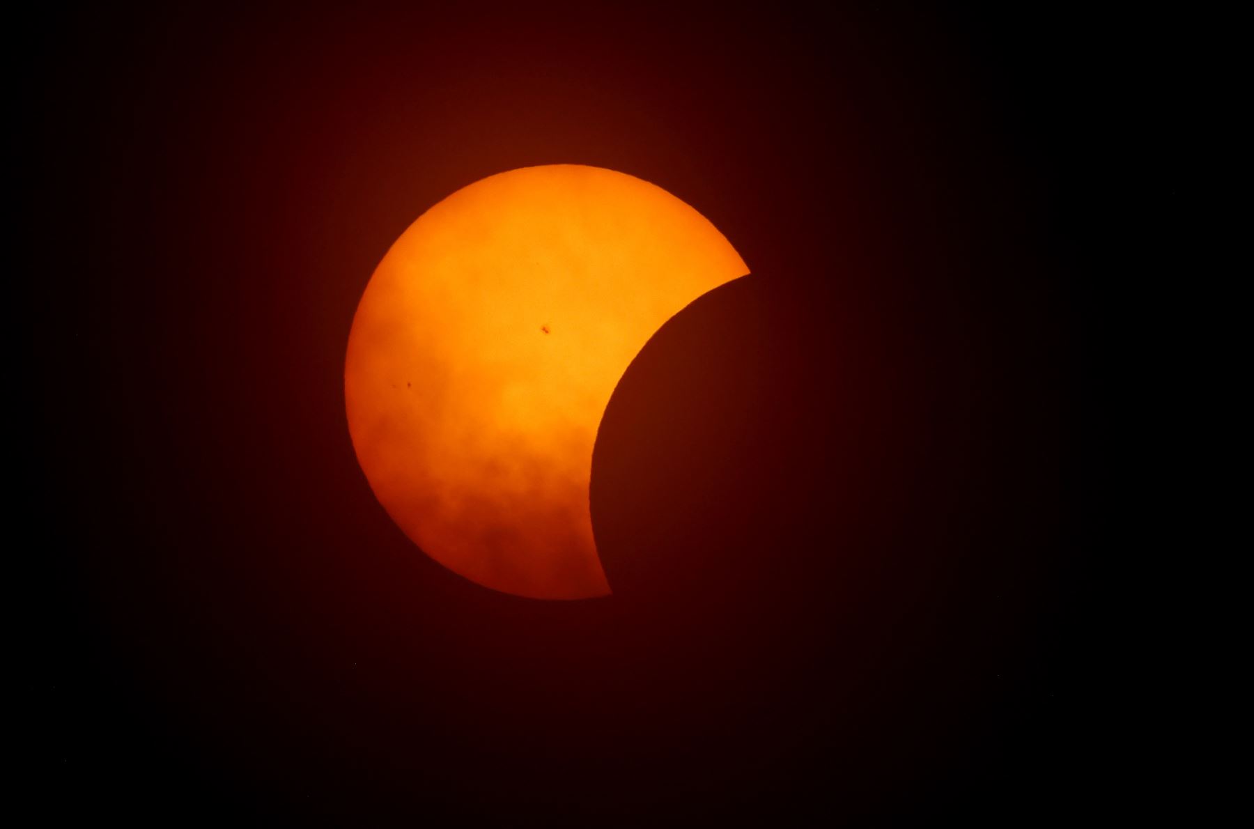 La luna comienza a eclipsar al sol el 8 de abril de 2024 en Fort Worth, Texas. Millones de personas han acudido en masa a áreas de América del Norte que se encuentran en el "camino de la totalidad" para experimentar un eclipse solar total. 
Foto: AFP