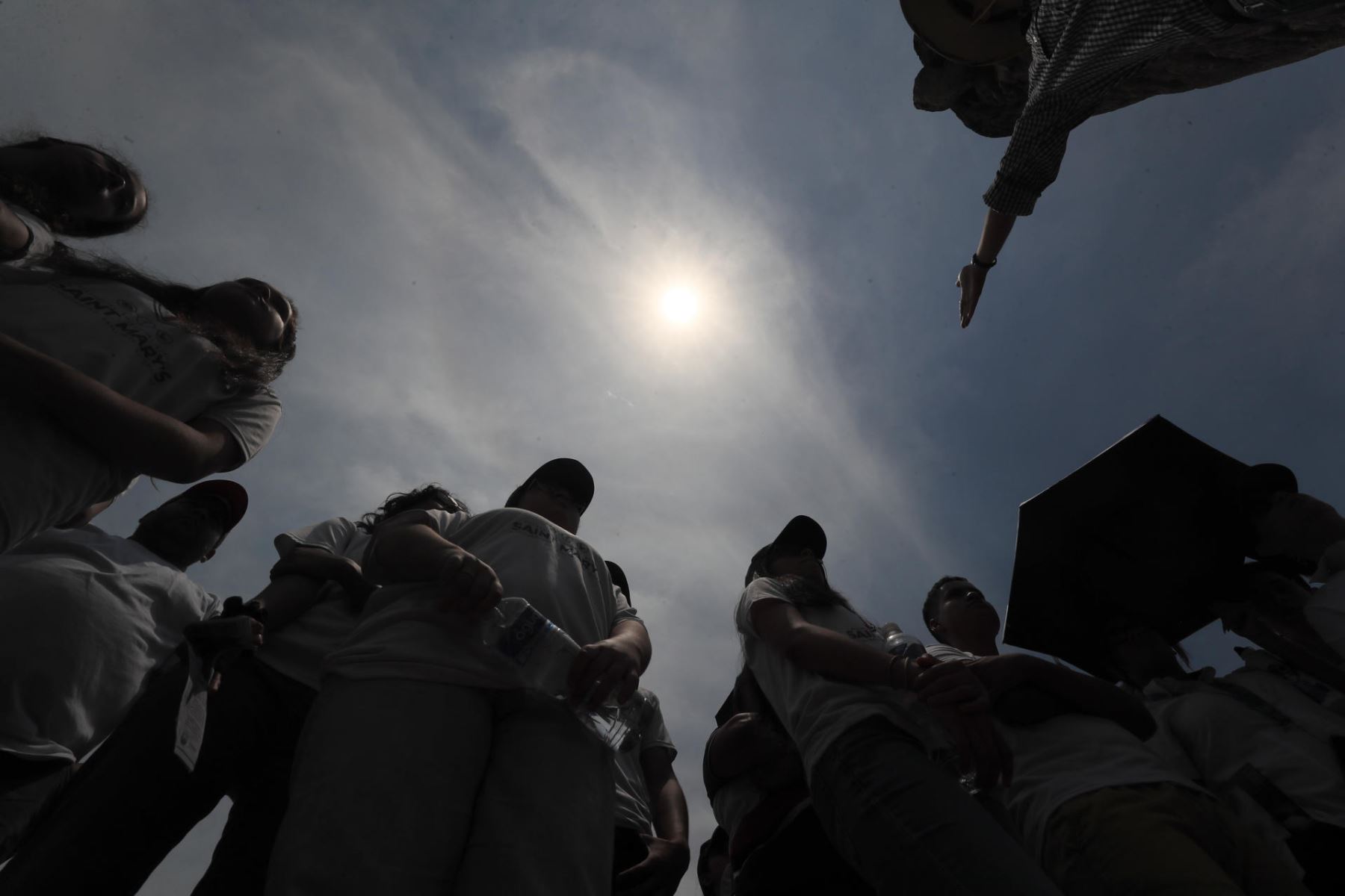 Estudiantes universitarios se reúnen para observar el eclipse solar este lunes en Tegucigalpa (Honduras). La Secretaría de Gestión de Riesgos y Contingencias Nacionales de Honduras anunció el pasado domingo una "alerta verde" (preventiva) que regirá durante dos horas del lunes por el eclipse solar, que se verá parcialmente en el país centroamericano.
Foto: EFE