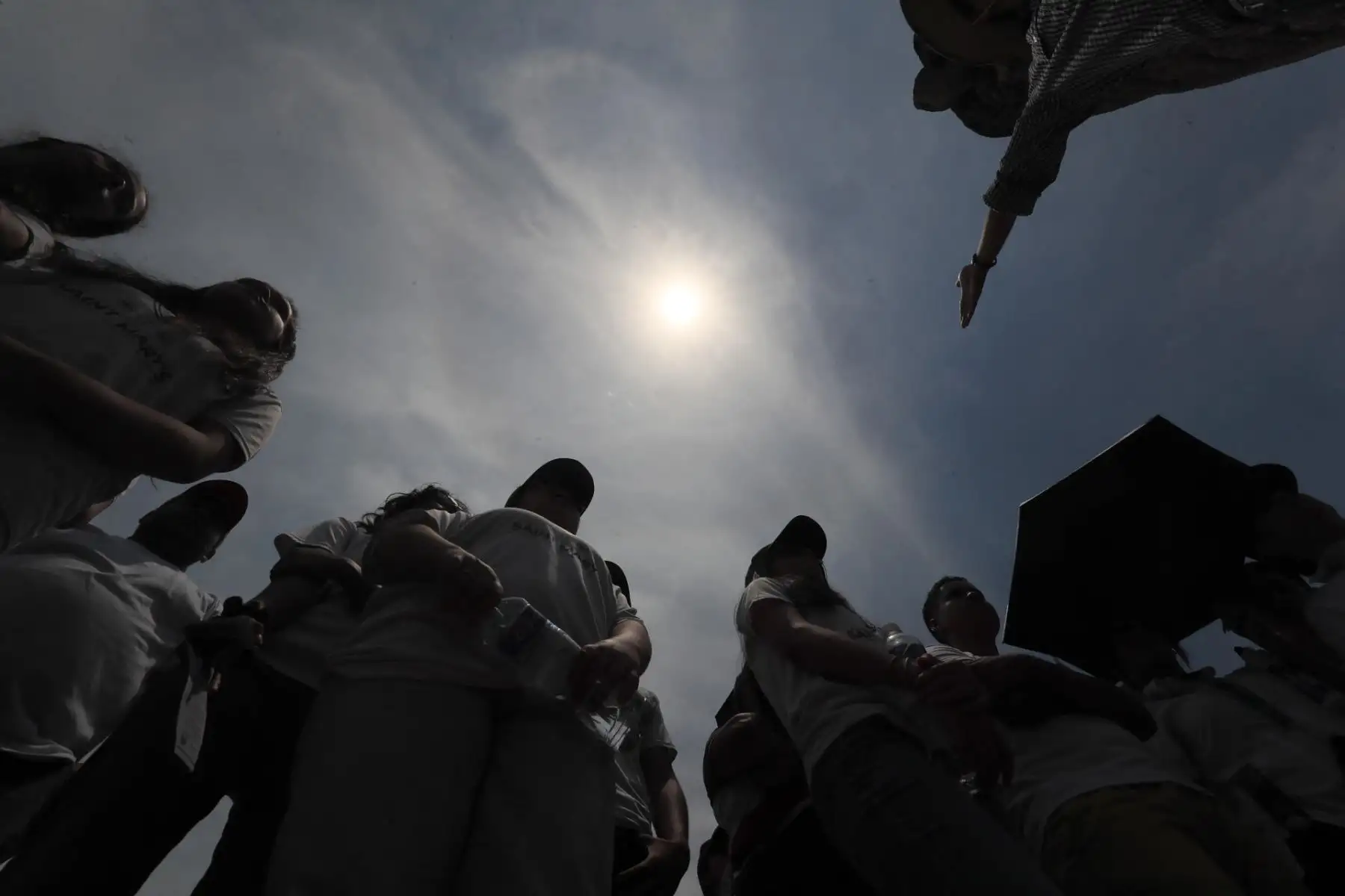 Estudiantes universitarios se reúnen para observar el eclipse solar este lunes en Tegucigalpa (Honduras). La Secretaría de Gestión de Riesgos y Contingencias Nacionales de Honduras anunció el pasado domingo una "alerta verde" (preventiva) que regirá durante dos horas del lunes por el eclipse solar, que se verá parcialmente en el país centroamericano.
Foto: EFE