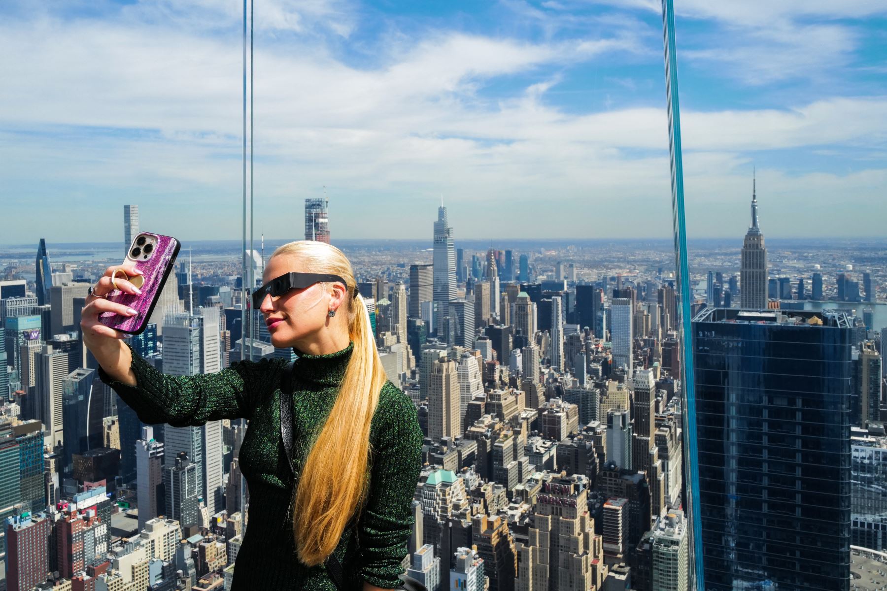 Una mujer toma una fotografía en la plataforma de observación 