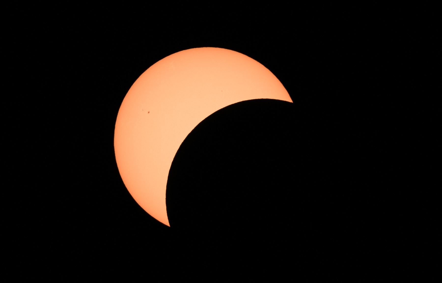 Las primeras etapas de un eclipse solar total muestran la luna cruzando frente al sol en Bloomington, Indiana, el 8 de abril de 2024. La trayectoria de totalidad de este año tiene 185 kilómetros (115 millas) de ancho y es el hogar de casi 32 millones de estadounidenses, con un 150 millones adicionales viven a menos de 200 millas de la franja.
Foto: AFP