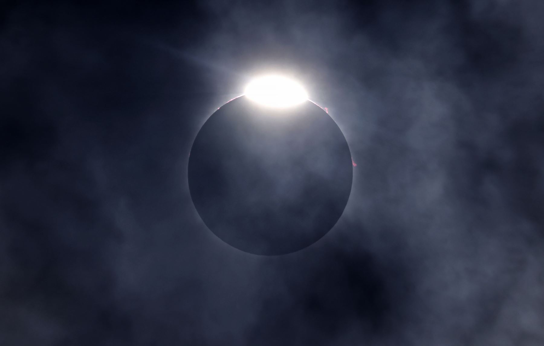 El efecto del anillo de diamantes se ve cuando la luna eclipsa al sol el 8 de abril de 2024 en Fort Worth, Texas. Millones de personas han acudido en masa a áreas de América del Norte que se encuentran en el "camino de la totalidad" para experimentar un eclipse solar total. Durante el evento, la luna pasará entre el sol y la Tierra, pareciendo bloquear el sol.
Foto: AFP