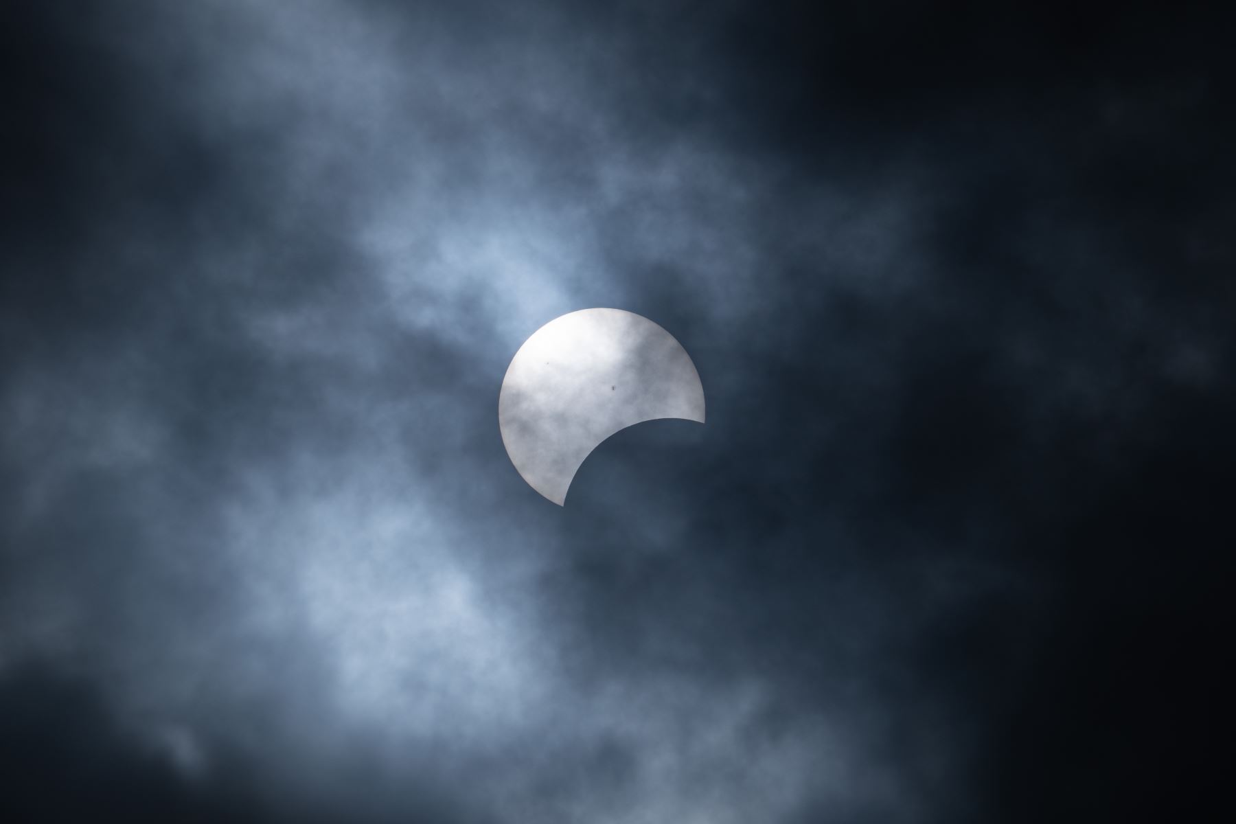 El eclipse solar parcial se ve a través de las nubes el 8 de abril de 2024 en las Cataratas del Niágara, Nueva York. Millones de personas han acudido en masa a áreas de América del Norte que se encuentran en el "camino de la totalidad" para experimentar un eclipse solar total. Durante el evento, la luna pasará entre el sol y la Tierra, pareciendo bloquear el sol.
Foto: AFP