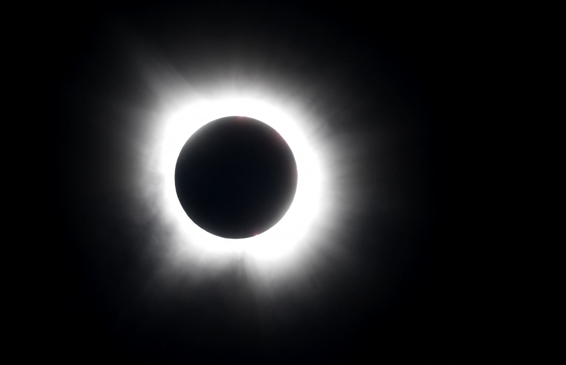 La luna eclipsa al sol el 8 de abril de 2024 en Fort Worth, Texas. Millones de personas han acudido en masa a áreas de América del Norte que se encuentran en el "camino de la totalidad" para experimentar un eclipse solar total. Durante el evento, la luna pasará entre el sol y la Tierra, pareciendo bloquear el sol. 
Foto: AFP