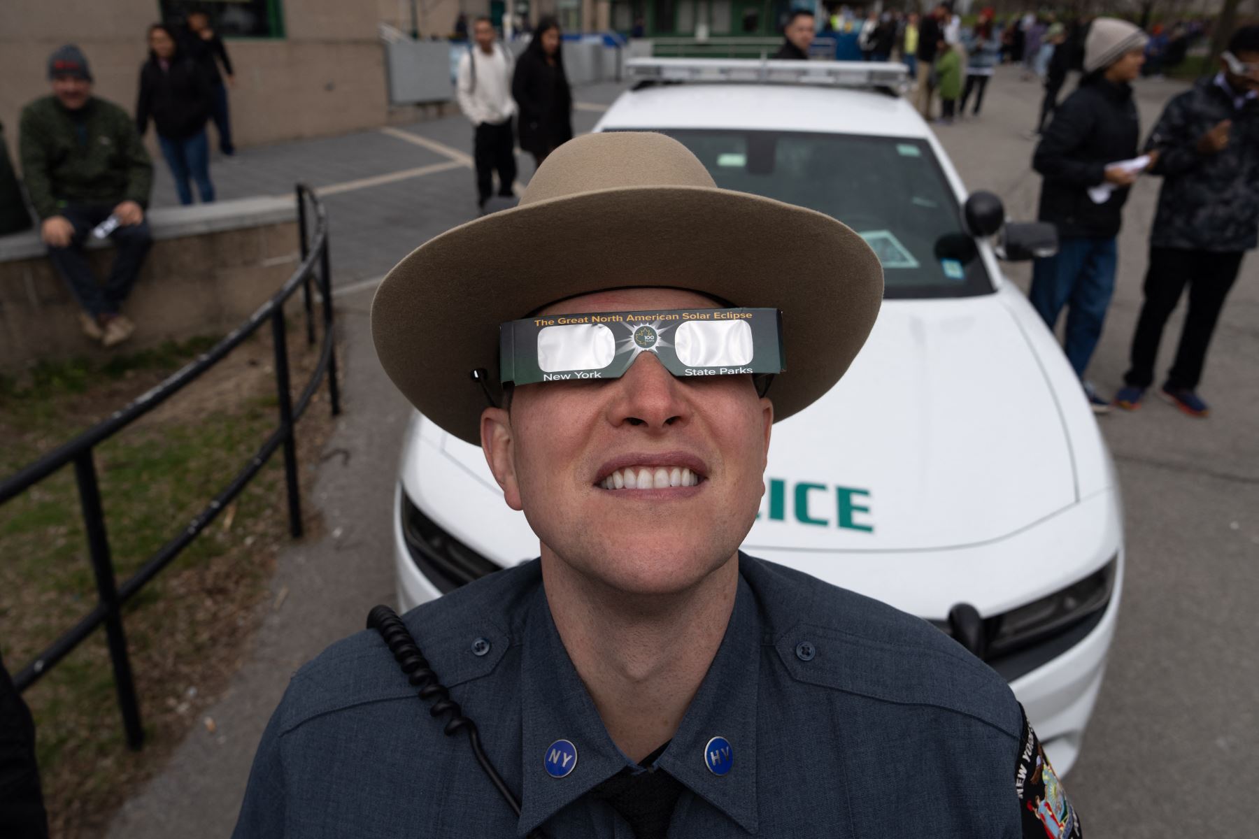 Un miembro de la Policía de Parques Estatales de Nueva York observa el eclipse solar parcial el 8 de abril de 2024 en las Cataratas del Niágara, Nueva York.
Foto: AFP