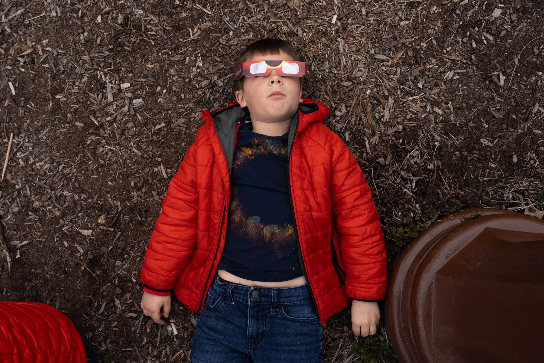 Augustus Krach, de 6 años, mira al cielo con gafas antes del eclipse solar el 8 de abril de 2024 en las Cataratas del Niágara, Nueva York. 
Foto: AFP