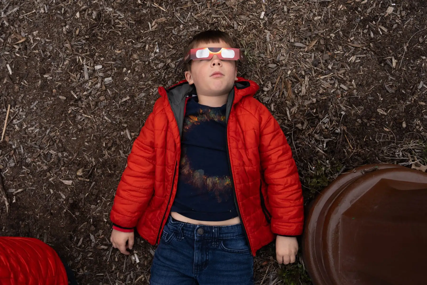 Augustus Krach, de 6 años, mira al cielo con gafas antes del eclipse solar el 8 de abril de 2024 en las Cataratas del Niágara, Nueva York. 
Foto: AFP