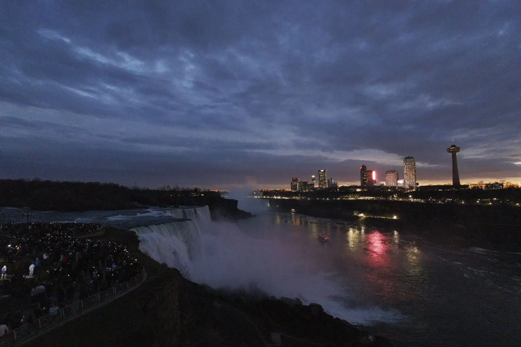 El cielo nublado en las Cataratas del Niágara se vuelve más brillante a medida que la luna comienza a pasar el sol después de la totalidad, durante el eclipse solar total en las Cataratas del Niágara, Nueva York, EE.UU. Las nubes oscurecieron una vista total del eclipse. Foto: EFE