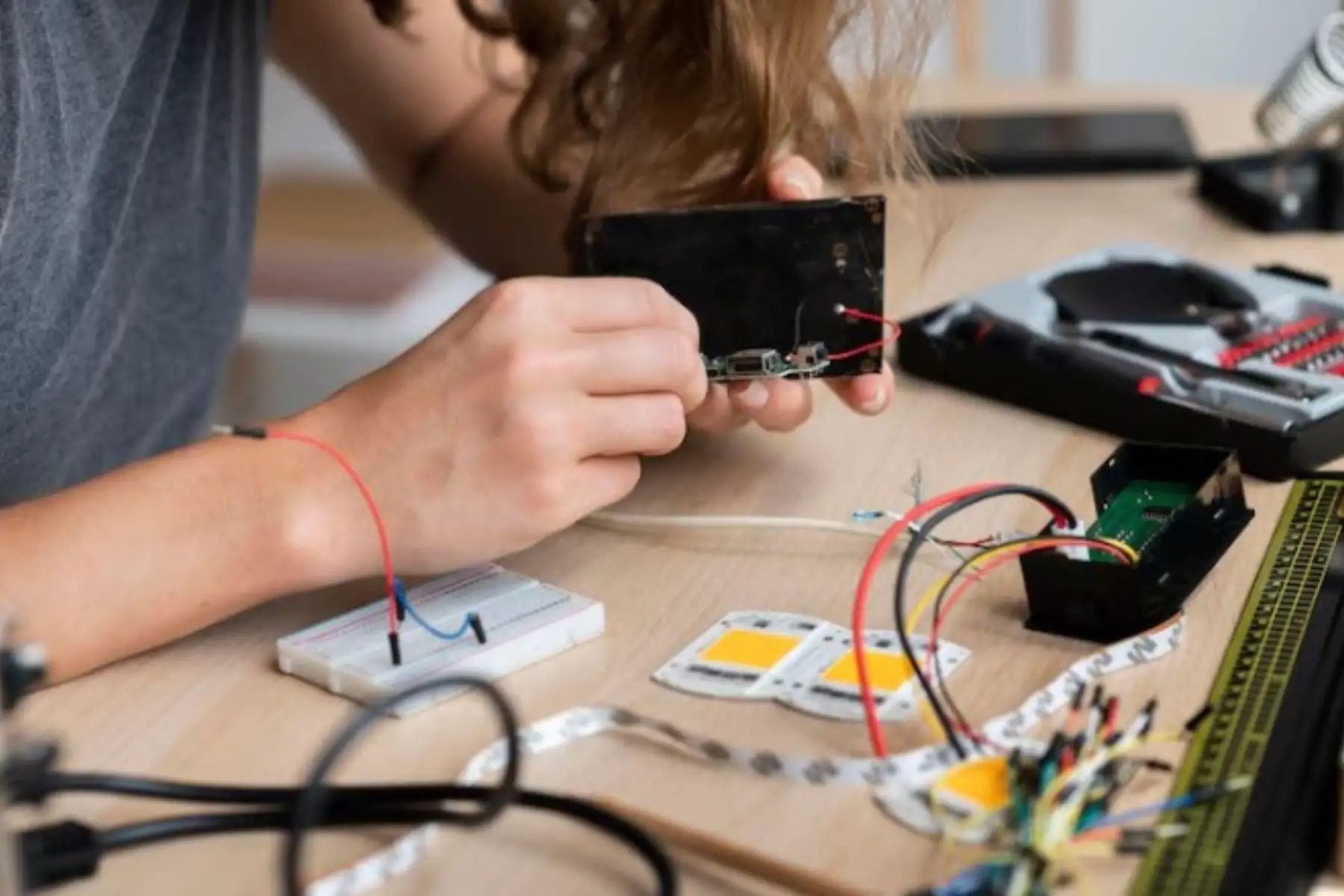 De desechos a oportunidades: 5 beneficios de integrar la gestión de RAEE en tu empresa