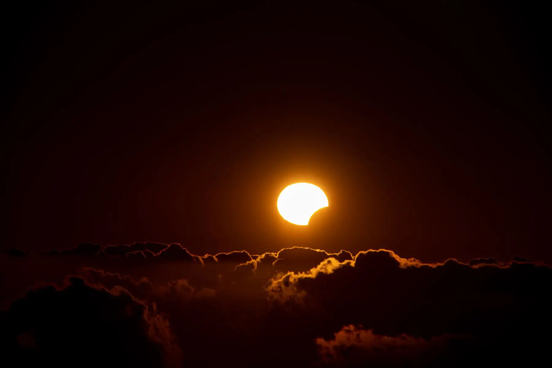 Las islas más occidentales de Canarias han sido uno de los pocos puntos de España desde donde se ha visto el eclipse solar de este 8 de abril, aunque de forma parcial. En la imagen, el eclipse sobre el mar de nubes, fotografiado desde Garafía, en las cumbres de La Palma. Foto: EFE