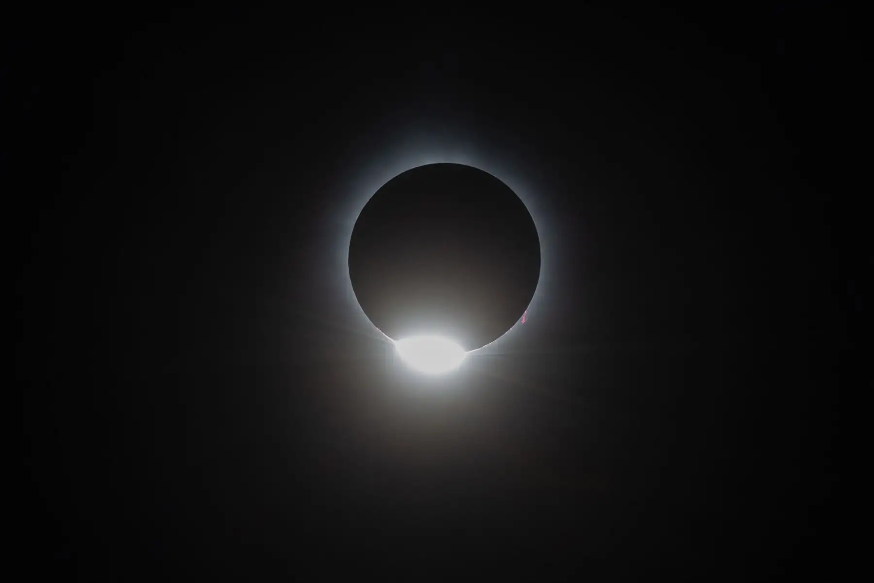 La luna cruza frente al sol durante el Gran Eclipse de América del Norte el 8 de abril de 2024 en Colebrook, New Hampshire. Foto: AFP