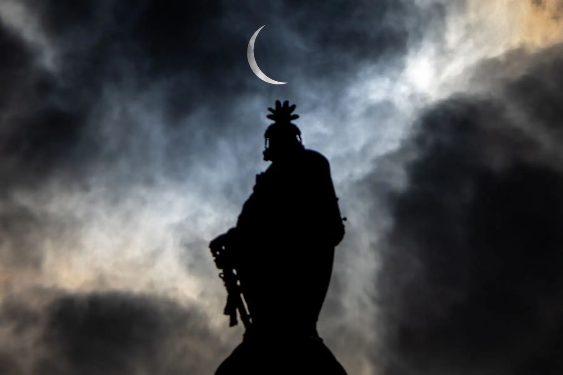 El eclipse solar parcial se ve sobre la Estatua de la Libertad en lo alto de la cúpula del Capitolio de los Estados Unidos en Capitol Hill el 8 de abril de 2024 en Washington, DC. Foto: AFP