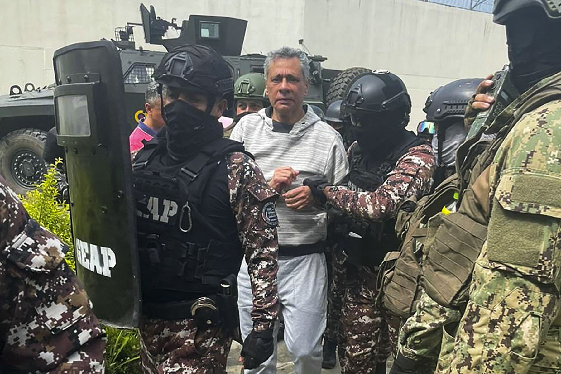 Jorge Glas escoltado por la policía ecuatoriana antes de su traslado a un penal (sábado 6 de abril). Foto: AFP