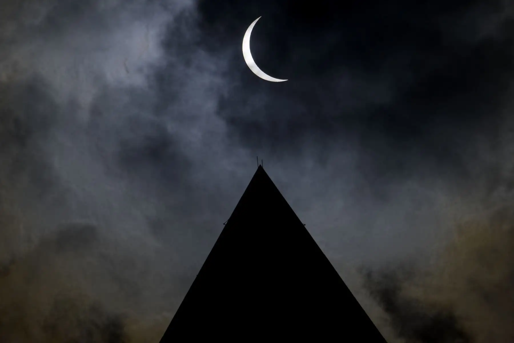La Luna pasa frente al Sol, con la silueta de la parte superior del Monumento a Washington, durante un eclipse solar parcial en Washington, el 8 de abril de 2024. Foto: AFP