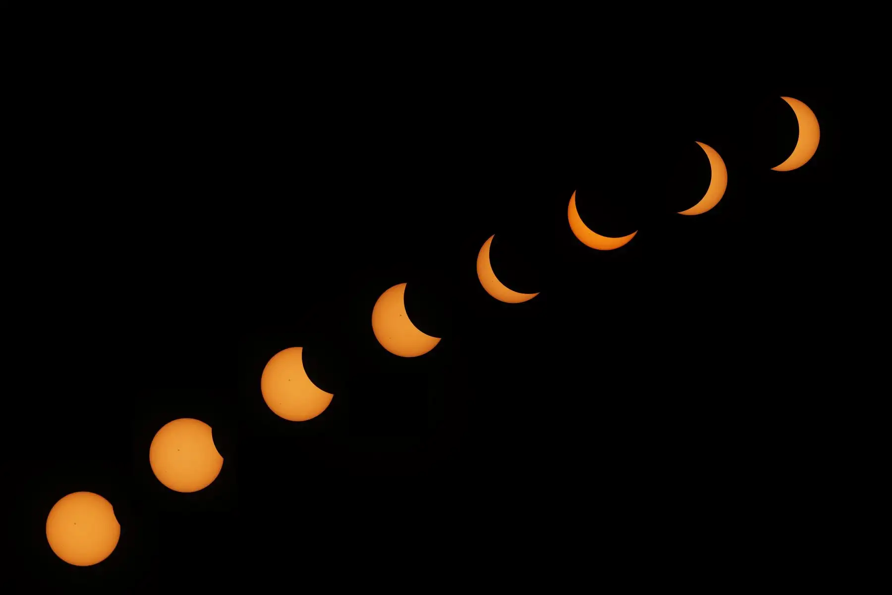 Combo de fotografías donde se observan las fases de un eclipse solar este lunes, en la ciudad de Guadalajara, Jalisco (México). Foto: EFE