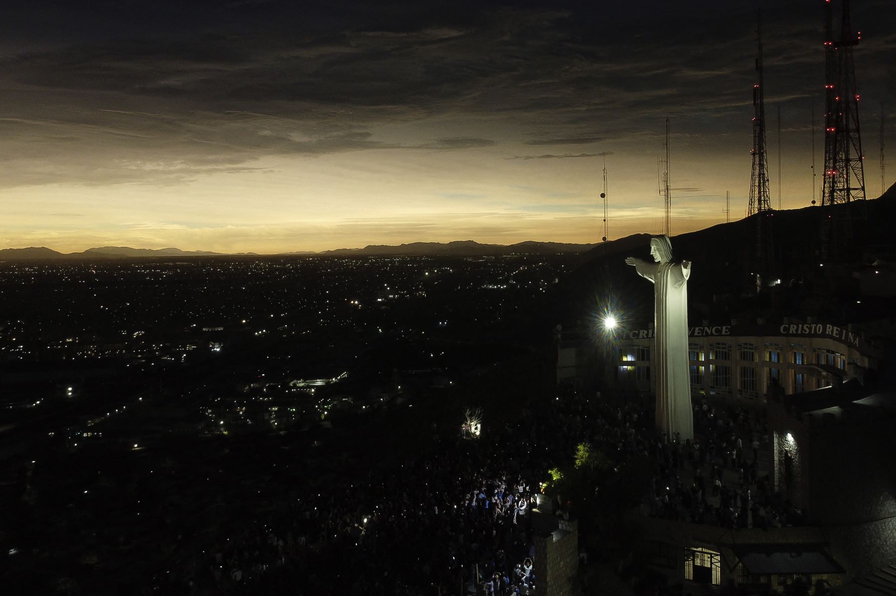 Vista aérea de personas observando el eclipse total en el Cristo de las Noas el 8 de abril de 2024 en Torreón, México. Foto: AFP