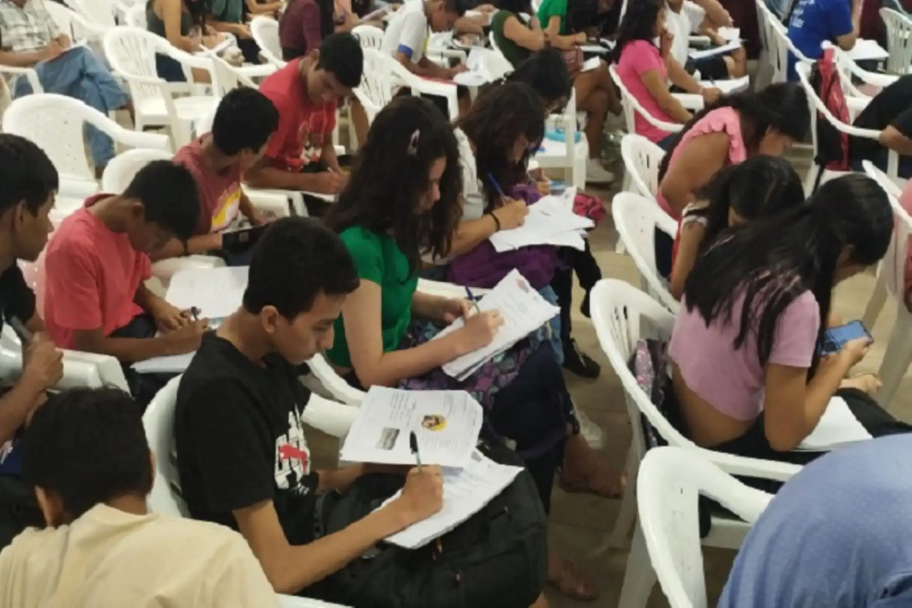 El dictado de las clases está a cargo de la Dirección de Lenguas Indígenas del Viceministerio de Interculturalidad; se promueve el reconocimiento y valoración de la diversidad lingüística en el país.