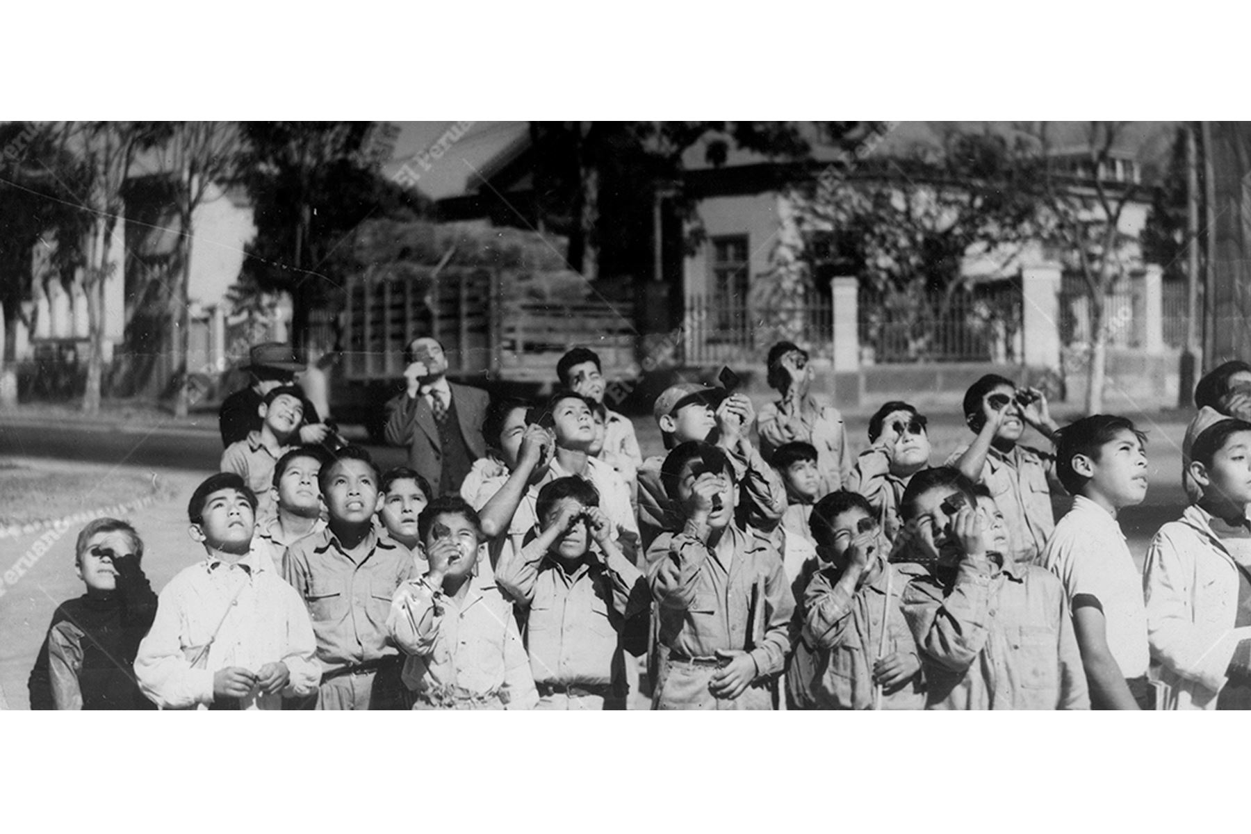 Lima - 20 agosto 1952 / Un grupo de escolares rodean a su profesor para observar una de las fases del eclipse solar que se produjo a las 9 horas 18 minutos y 40 segundos. Foto: Archivo Histórico de El Peruano