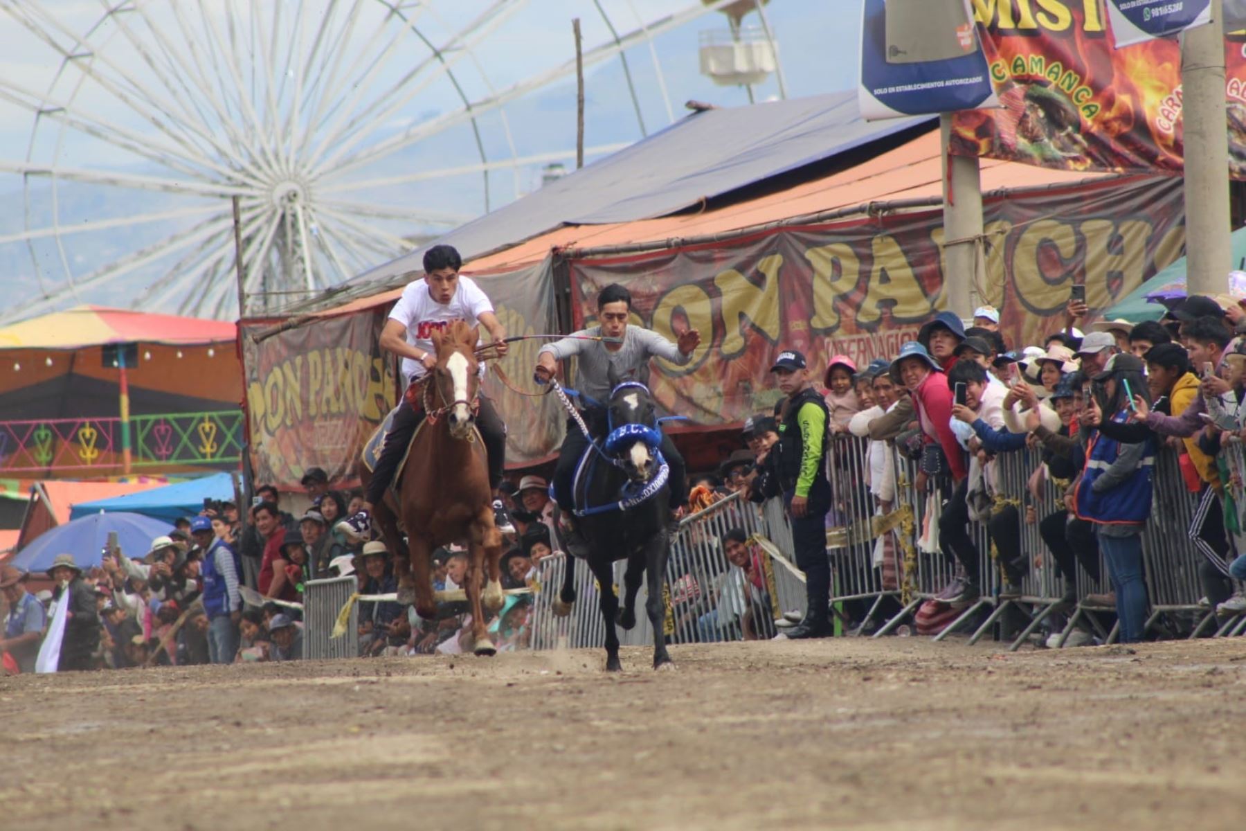 Este año, demostrando coraje y bravura, más de 120 jinetes con sus caballos participaron de la carrera de morochucos de Junín. Foto: Cortesía Pedro Tinoco
