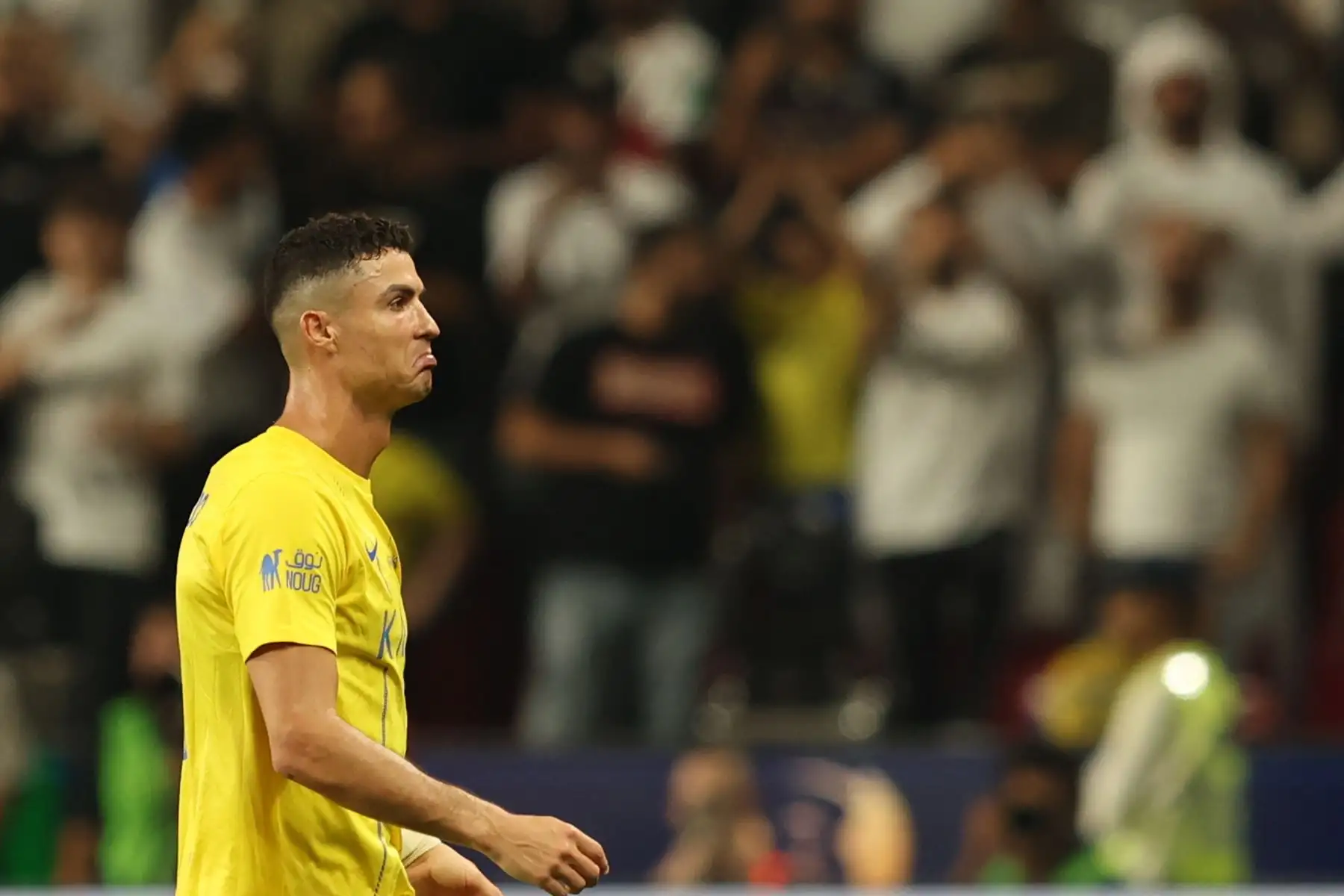 Cristiano Ronaldo de Al-Nassr se retira del campo de juego tras recibir una tarjeta roja durante el partido de semifinales de fútbol de la Supercopa de Arabia Saudita entre Al-Hilal y Al-Nassr en Abu Dhabi, Emiratos Árabes Unidos, el 8 de abril de 2024. Foto: EFE