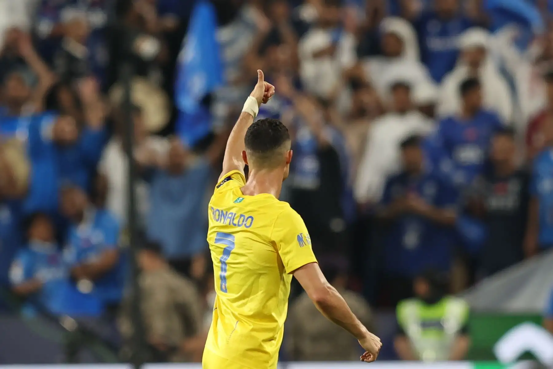 Cristiano Ronaldo de Al-Nassr se retira del campo de juego tras recibir una tarjeta roja durante el partido de semifinales de fútbol de la Supercopa de Arabia Saudita entre Al-Hilal y Al-Nassr en Abu Dhabi, Emiratos Árabes Unidos, el 8 de abril de 2024. Foto: EFE
