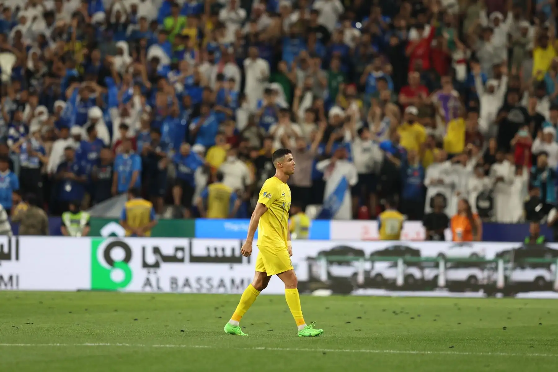 Cristiano Ronaldo de Al-Nassr se retira del campo de juego tras recibir una tarjeta roja durante el partido de semifinales de fútbol de la Supercopa de Arabia Saudita entre Al-Hilal y Al-Nassr en Abu Dhabi, Emiratos Árabes Unidos, el 8 de abril de 2024. Foto: EFE