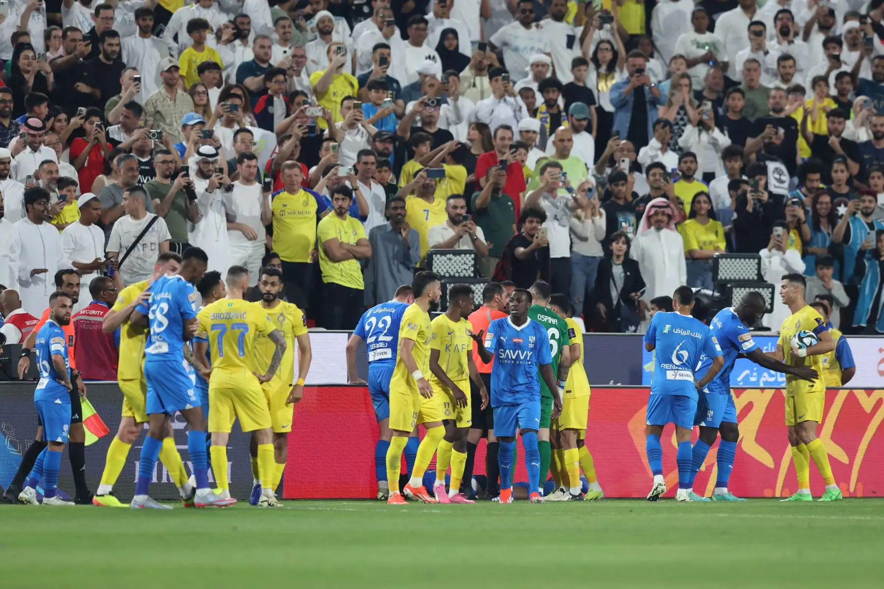 Reacciones de Cristiano Ronaldo y otros futbolistas tras chocar durante el partido de fútbol de semifinal de la Supercopa de Arabia Saudita entre Al-Hilal y Al-Nassr en Abu Dhabi, Emiratos Árabes Unidos, el 8 de abril de 2024. Foto: EFE