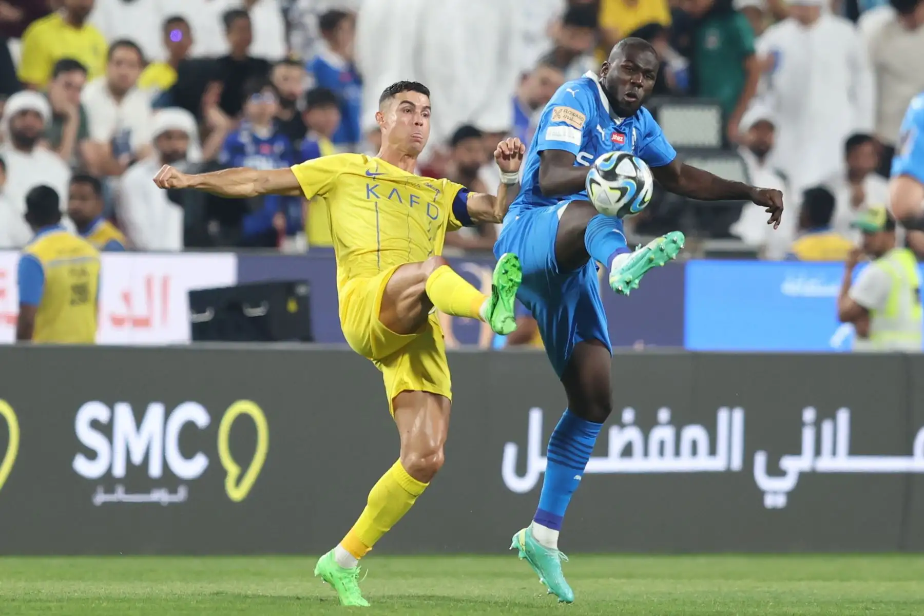 Cristiano Ronaldo se disputa el balón con Kalidou Koulibaly de Al-Hilal durante el partido de fútbol semifinal de la Supercopa de Arabia Saudita entre Al-Hilal y Al-Nassr en Abu Dhabi, Emiratos Árabes Unidos, el 8 de abril de 2024. Foto: EFE