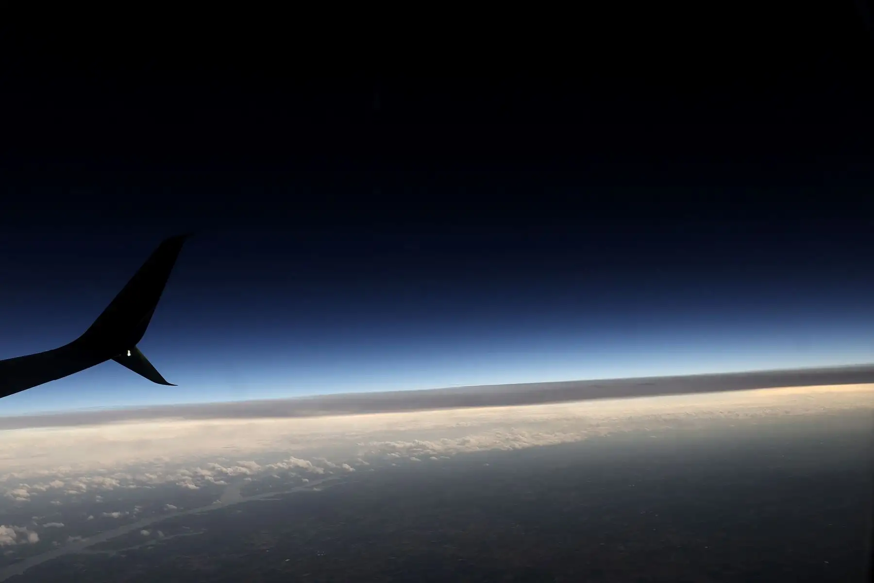 El cielo comienza a oscurecerse cuando comienza el eclipse solar total cuando el avión pasa por la trayectoria de la totalidad durante el vuelo 1252 de Southwest desde Dallas, Texas a Pittsburgh, Pensilvania, el 8 de abril de 2024 en vuelo a Pittsburgh, Pensilvania. Foto: AFP