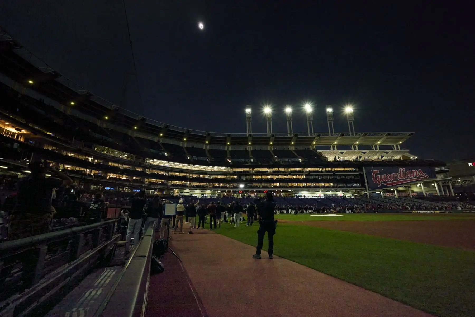 El Gran Eclipse de América del Norte se ve sobre Progressive Field antes del juego entre los Cleveland Guardians y los Chicago White Sox el 8 de abril de 2024 en Cleveland, Ohio, EE.UU. Foto: AFP