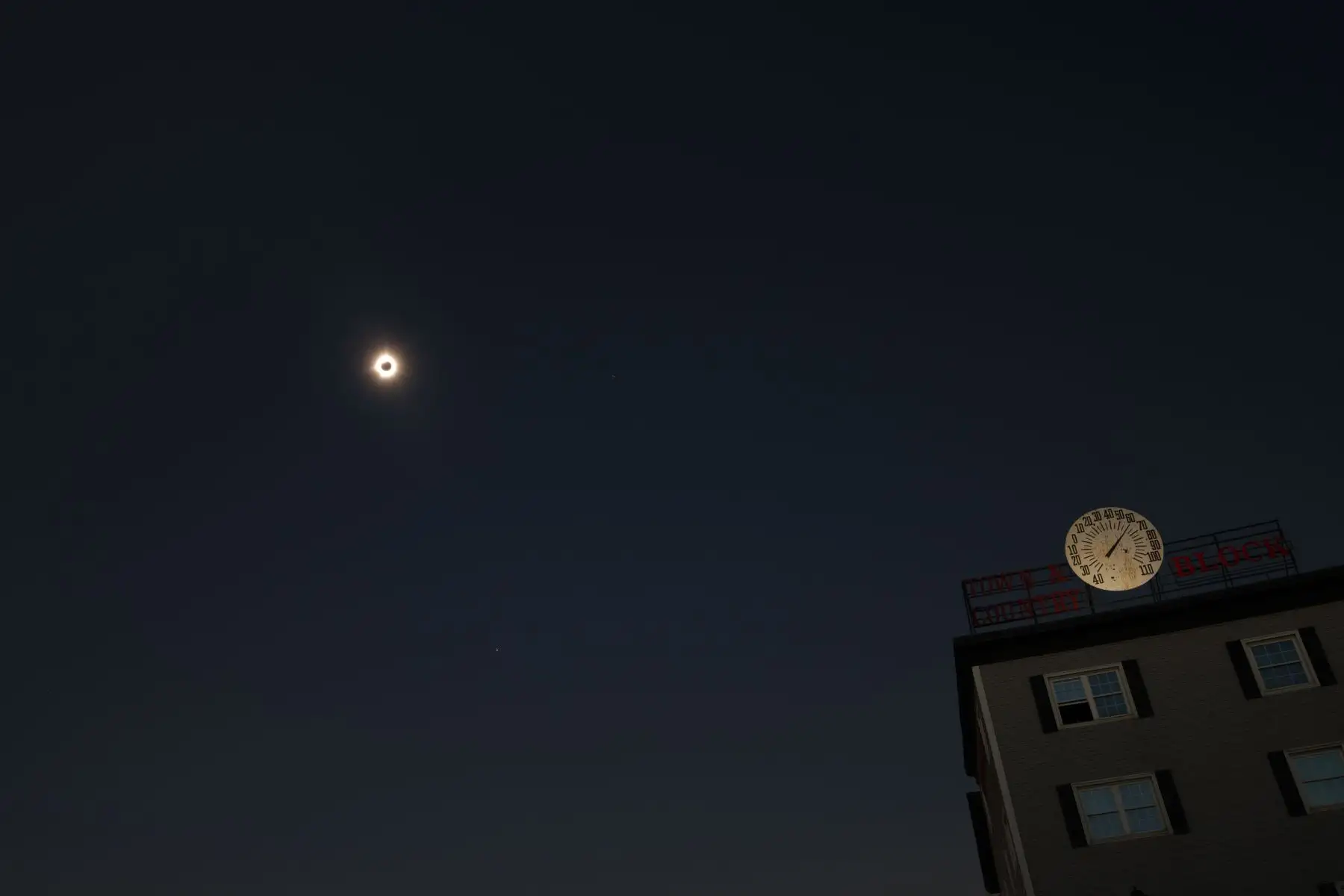 El sol alcanza su totalidad durante el eclipse del 8 de abril de 2024 en Houlton, Maine, EE.UU. Foto: AFP