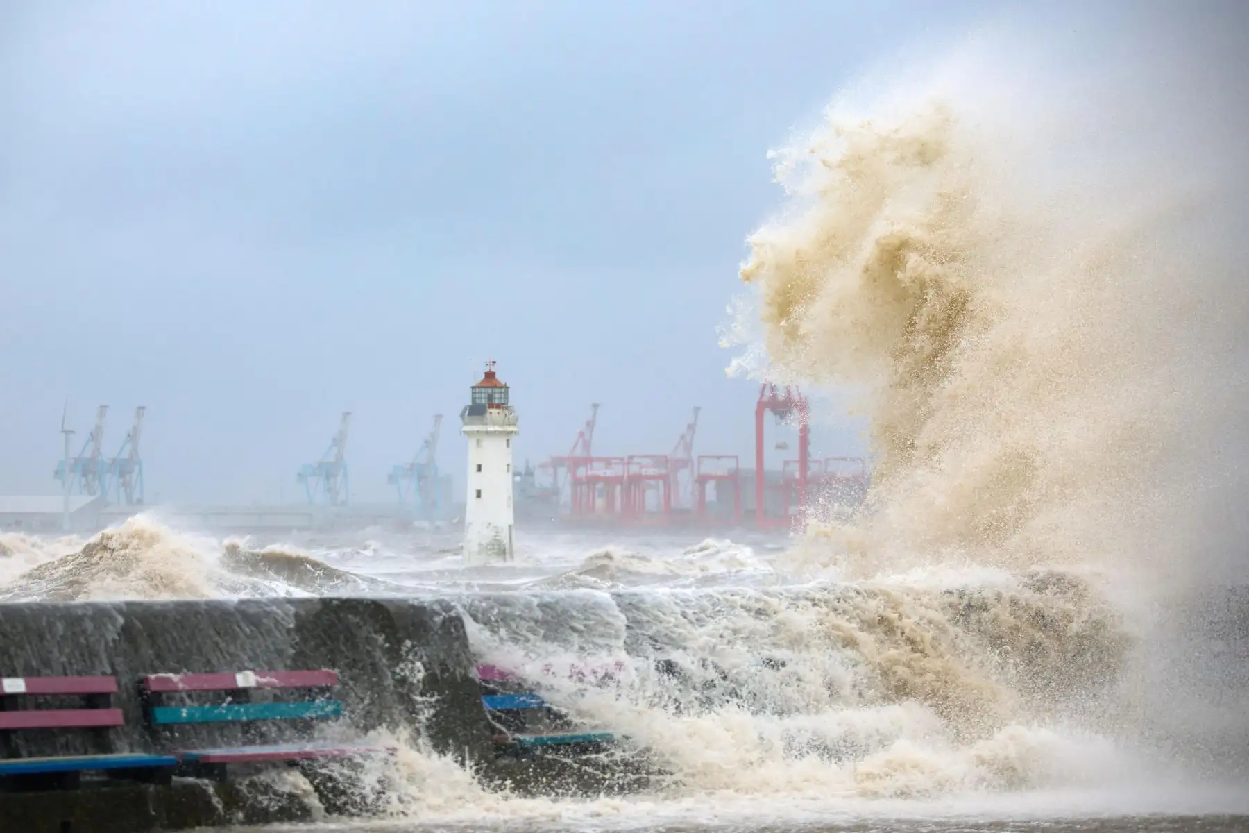 Las olas rompen contra el malecón en New Brighton, Gran Bretaña, el 9 de abril de 2024. La Oficina Meteorológica del Reino Unido ha emitido advertencias meteorológicas amarillas por viento y lluvia, ya que la tormenta Pierrick trae fuertes vientos y fuertes lluvias a las zonas costeras. Foto: EFE