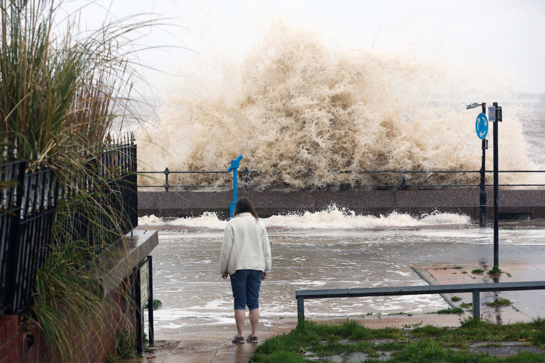 Una persona observa cómo las olas rompen contra el malecón en New Brighton, Gran Bretaña, el 9 de abril de 2024. La Oficina Meteorológica del Reino Unido ha emitido advertencias meteorológicas amarillas por viento y lluvia, ya que la tormenta Pierrick trae fuertes vientos y fuertes lluvias a las zonas costeras. Foto: EFE